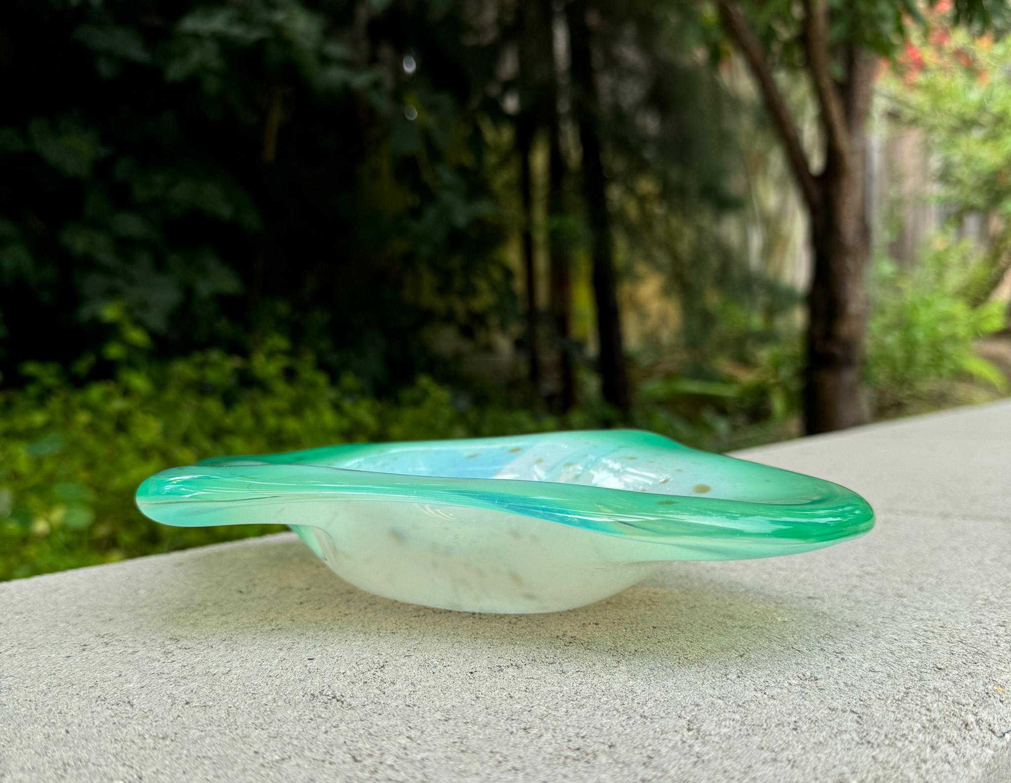 Cuenco escultórico de cristal verde de Murano con motas doradas, Italia, c.1970 en venta 3