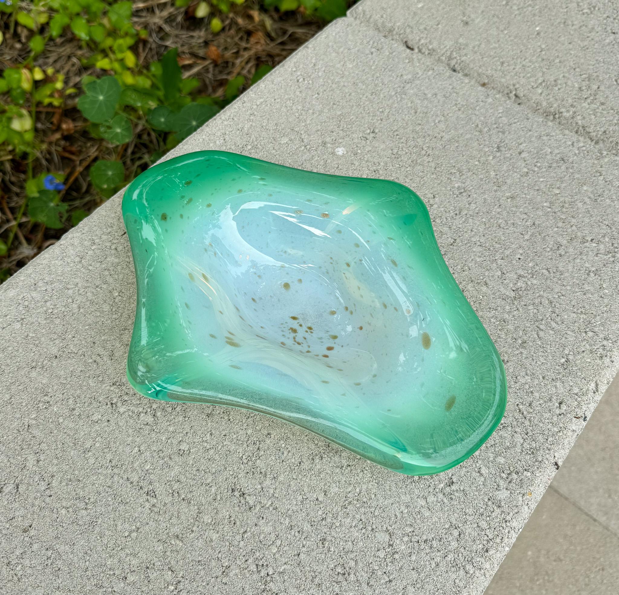 Cuenco escultórico de cristal verde de Murano con motas doradas, Italia, c.1970 en venta 4