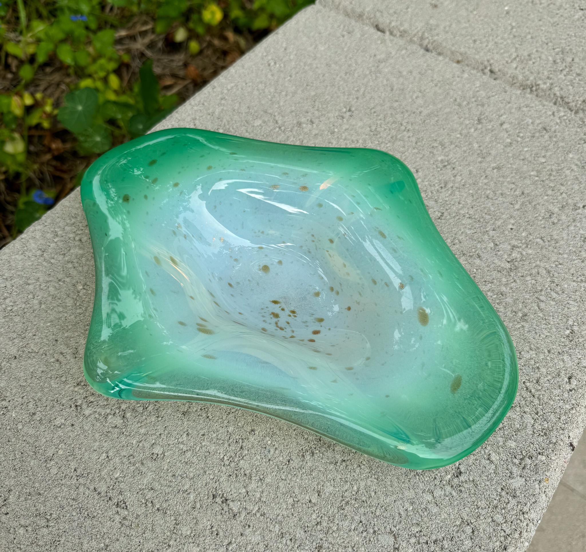 Cuenco escultórico de cristal verde de Murano con motas doradas, Italia, c.1970 en venta 5