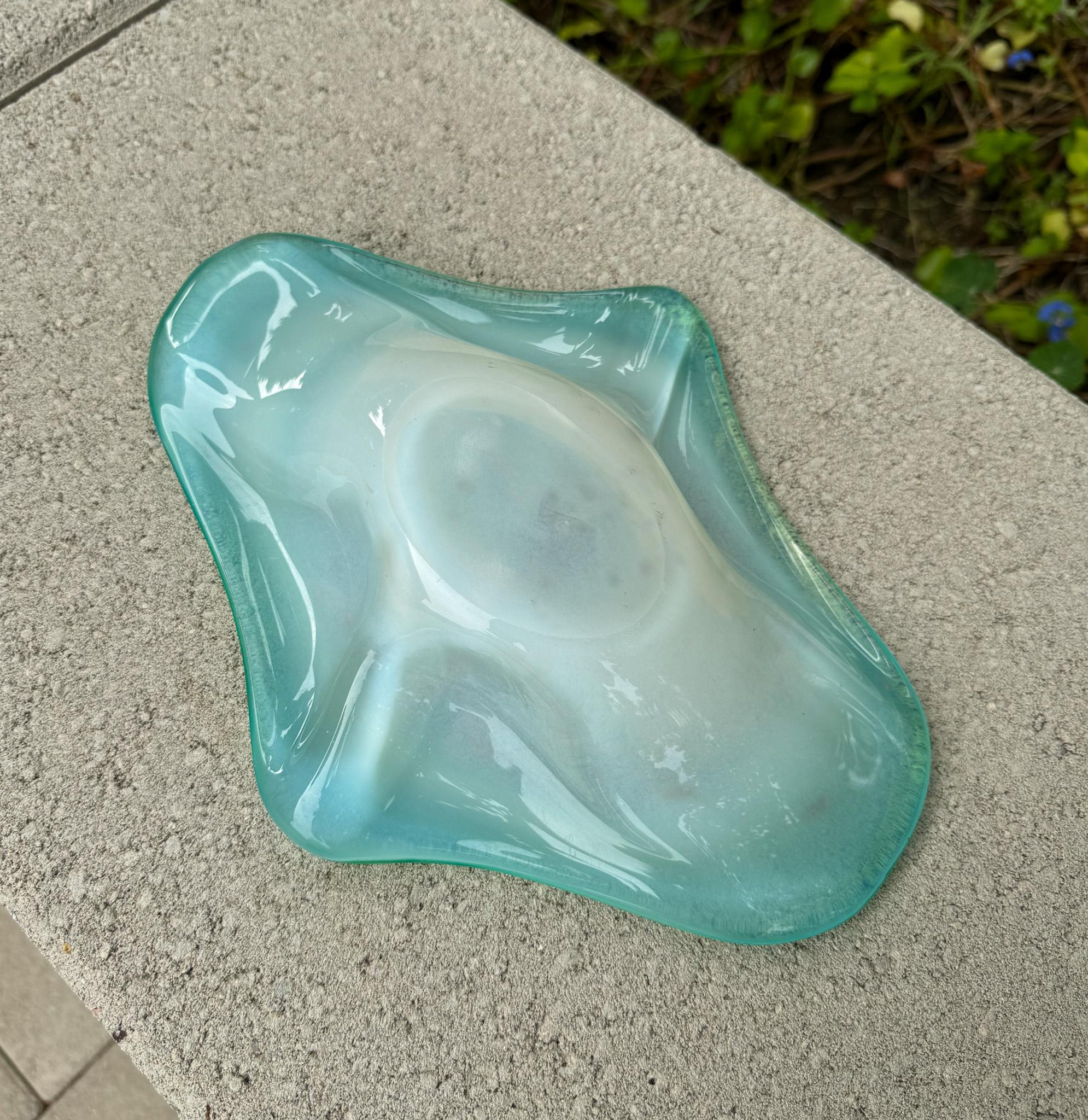 Cuenco escultórico de cristal verde de Murano con motas doradas, Italia, c.1970 en venta 6