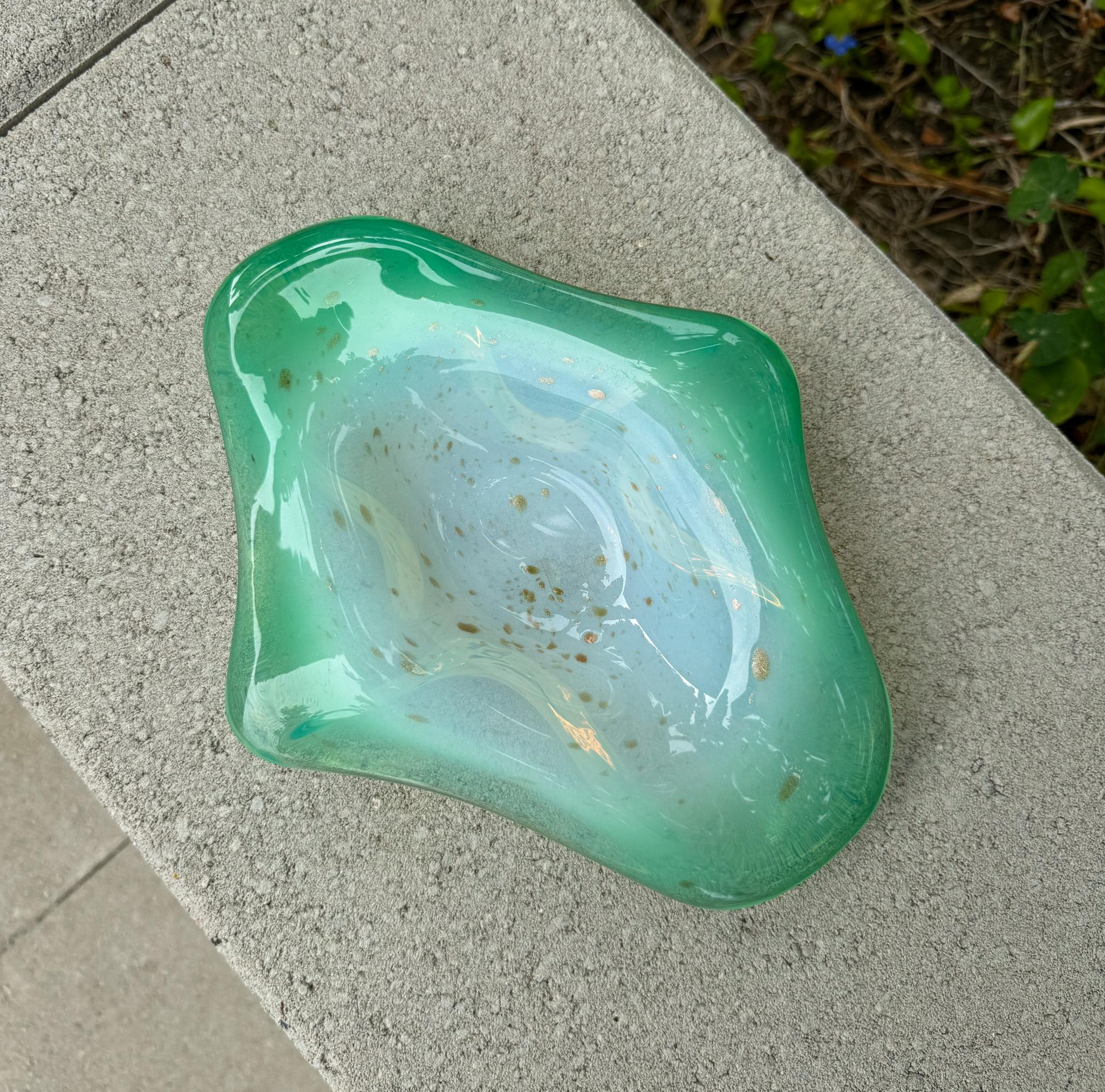 Cuenco escultórico de cristal verde de Murano con motas doradas, Italia, c.1970. 