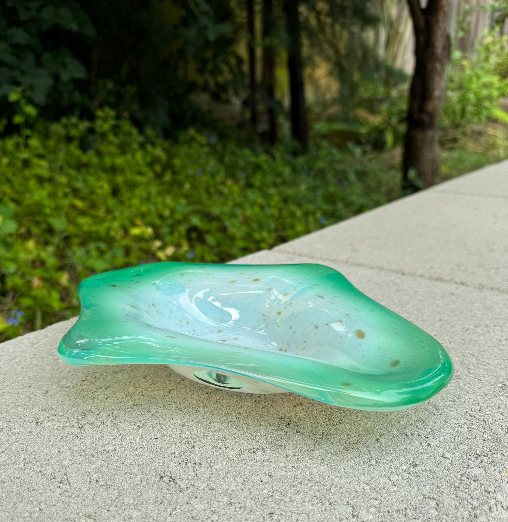 Cuenco escultórico de cristal verde de Murano con motas doradas, Italia, c.1970 Moderno de mediados de siglo en venta
