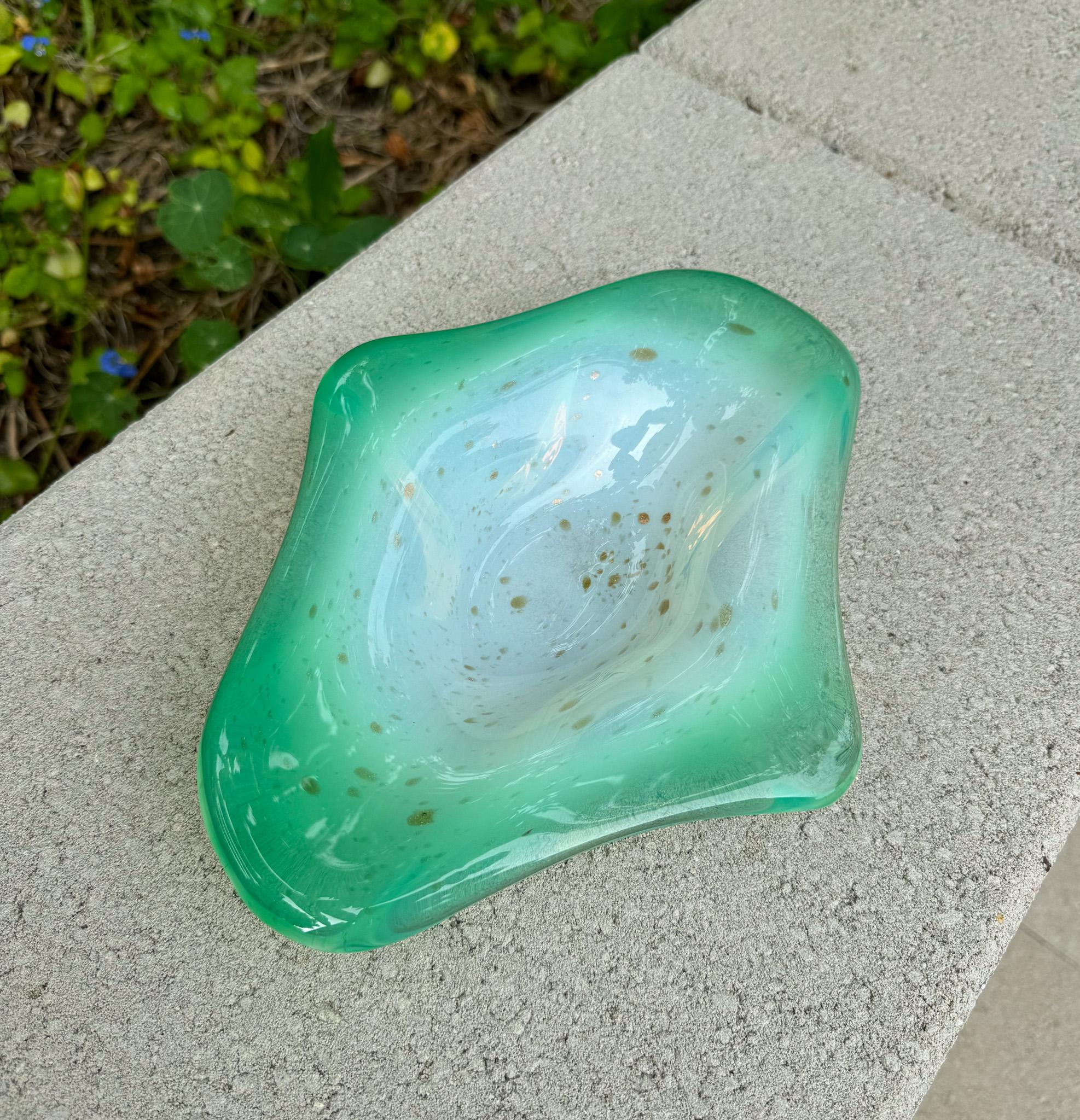 Cuenco escultórico de cristal verde de Murano con motas doradas, Italia, c.1970 Italiano en venta