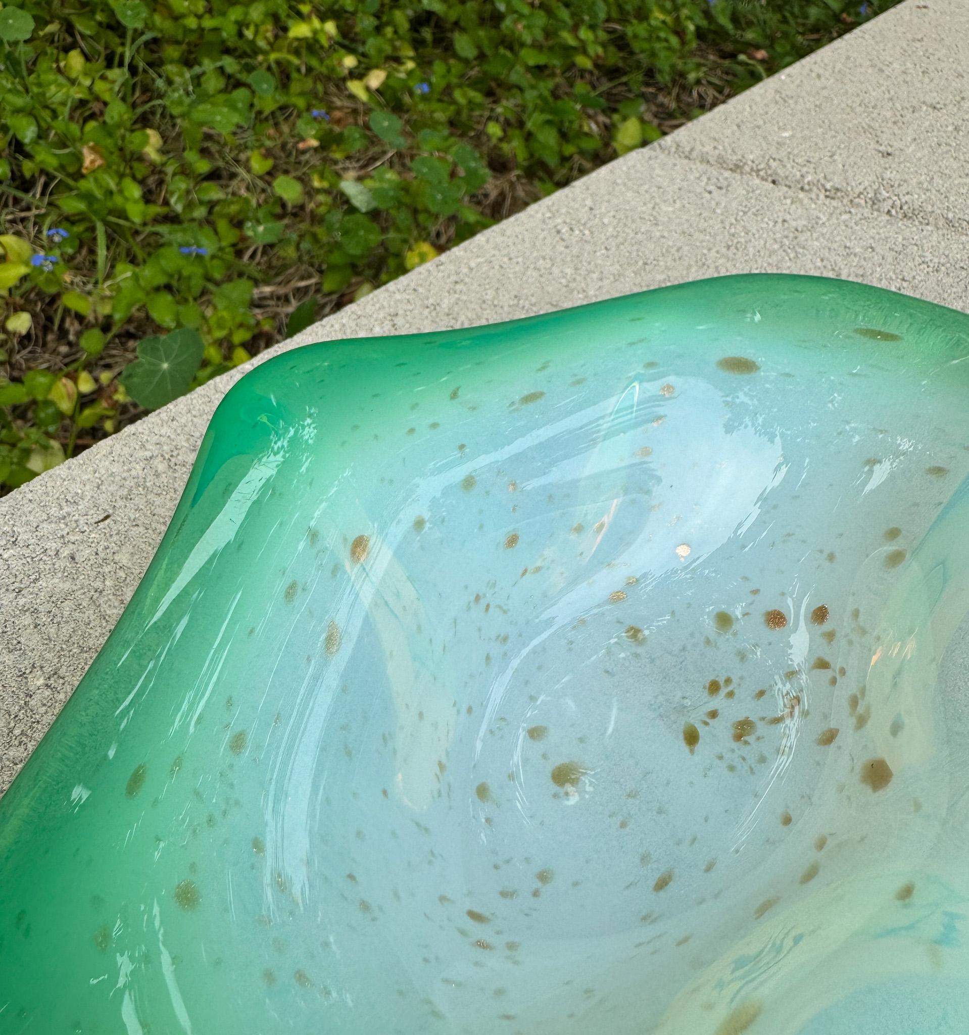 Cuenco escultórico de cristal verde de Murano con motas doradas, Italia, c.1970 en Bueno estado para la venta en San Juan Capistrano, CA
