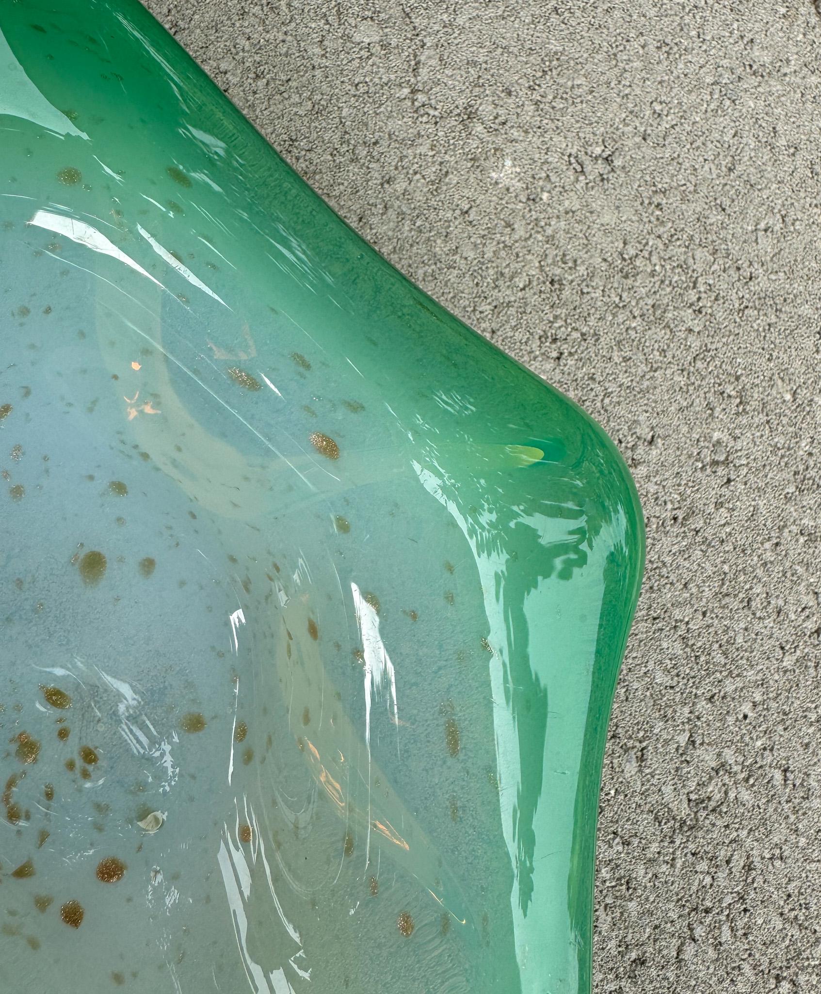 Cuenco escultórico de cristal verde de Murano con motas doradas, Italia, c.1970 siglo XX en venta