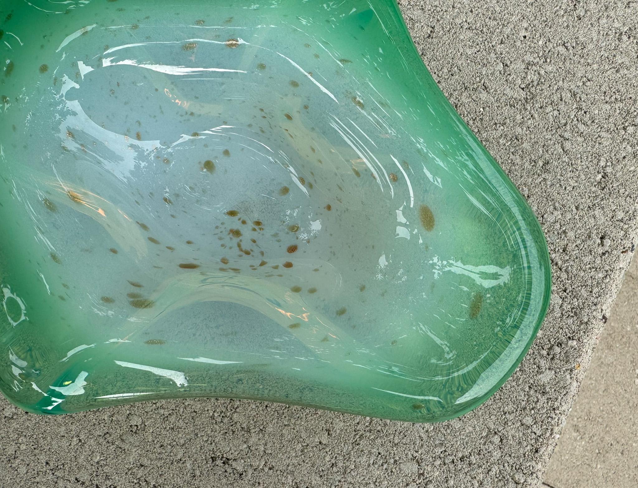 Cuenco escultórico de cristal verde de Murano con motas doradas, Italia, c.1970 Vidrio en venta