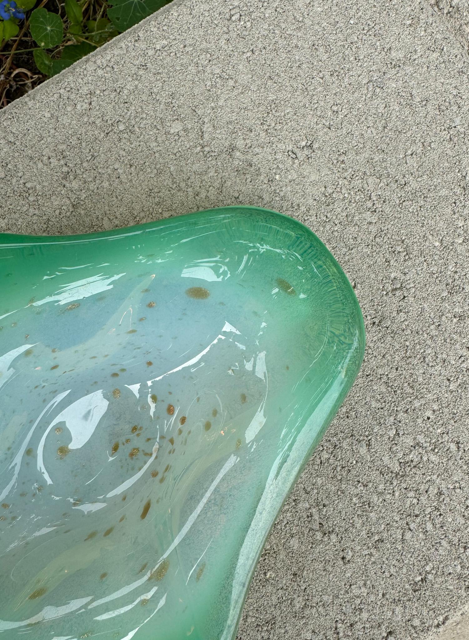 Cuenco escultórico de cristal verde de Murano con motas doradas, Italia, c.1970 en venta 1