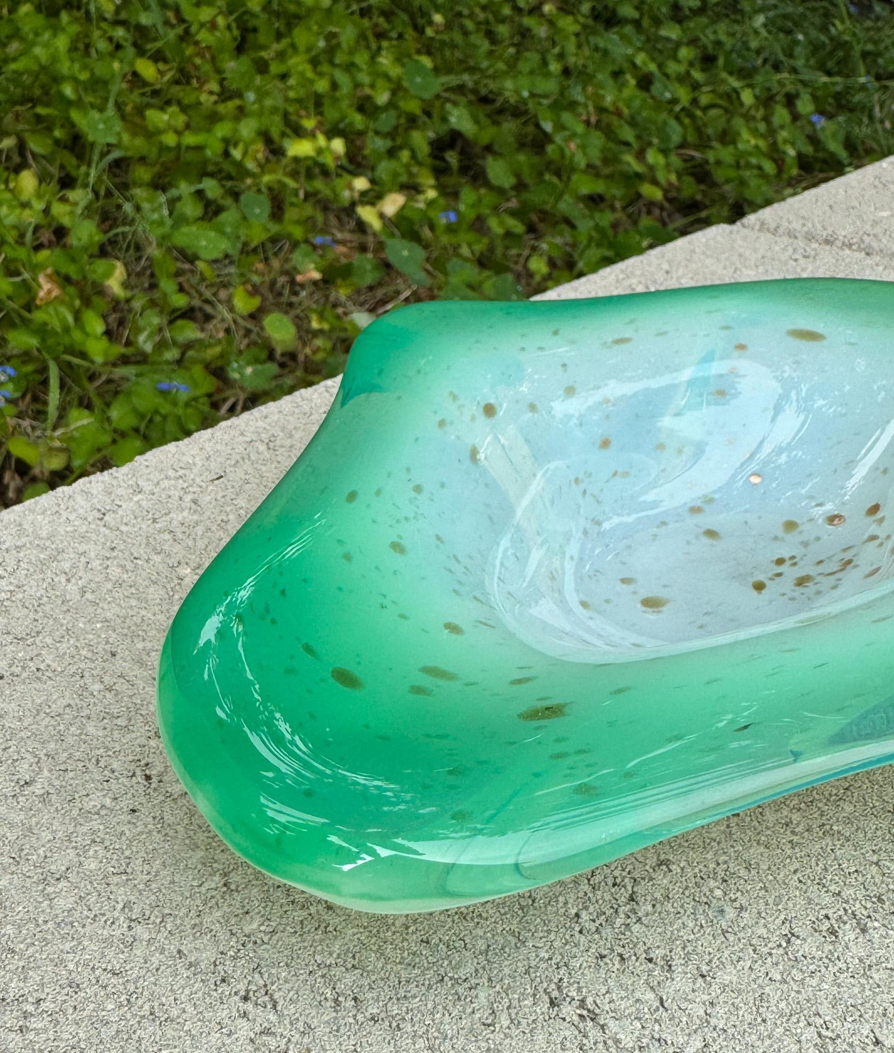 Cuenco escultórico de cristal verde de Murano con motas doradas, Italia, c.1970 en venta 2