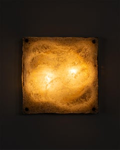 Lámpara de pared escultural de cristal de Murano «Ice» con placa trasera de latón, Italia, década de 1970