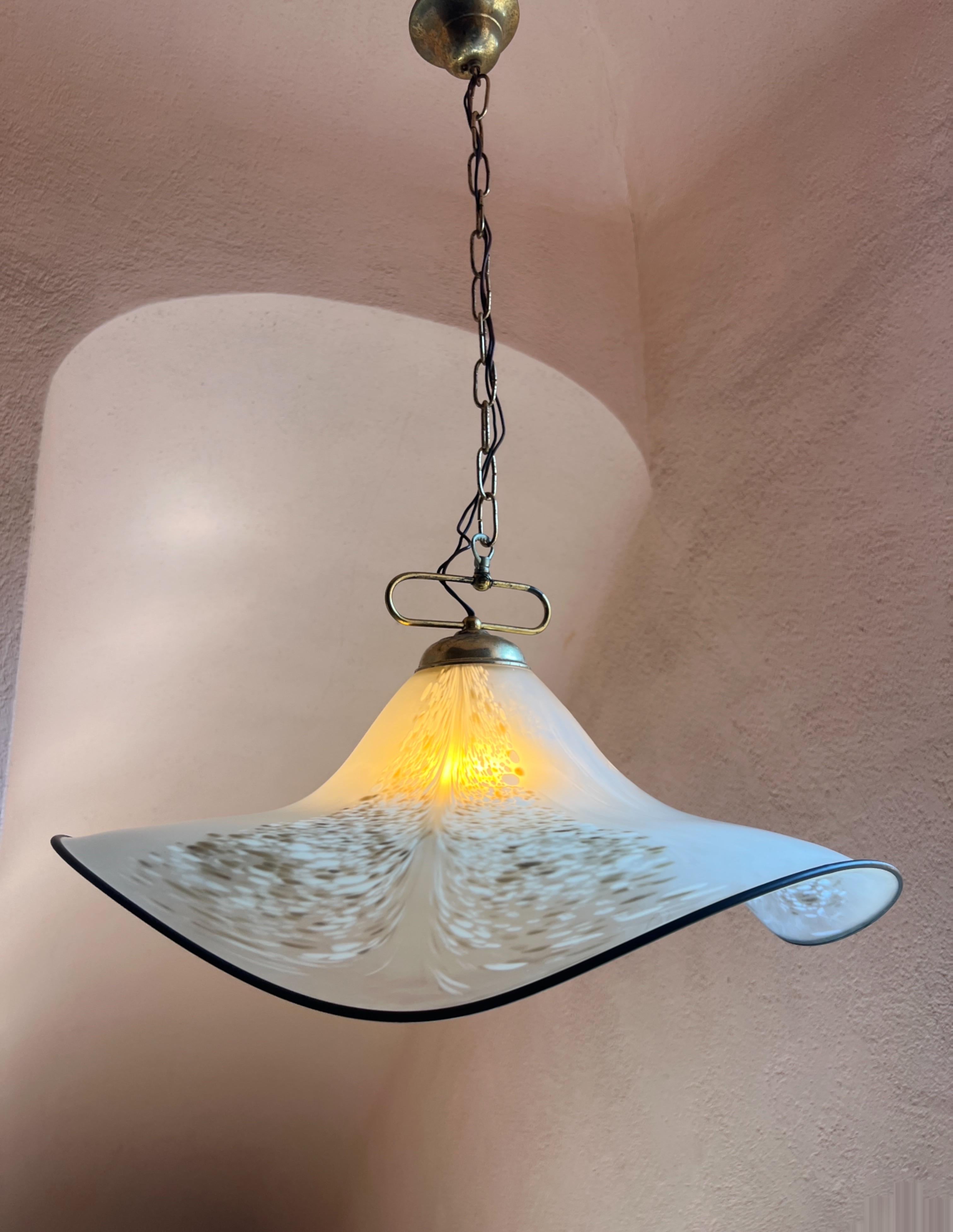 Lampada a sospensione scultorea di Murano Attribuita a La Murrina Anni '70

Questo sorprendente e insolito pendente in vetro di Murano, attribuito alla rinomata casa di illuminazione La Murrina, è un'espressione scultorea dell'artigianato italiano e
