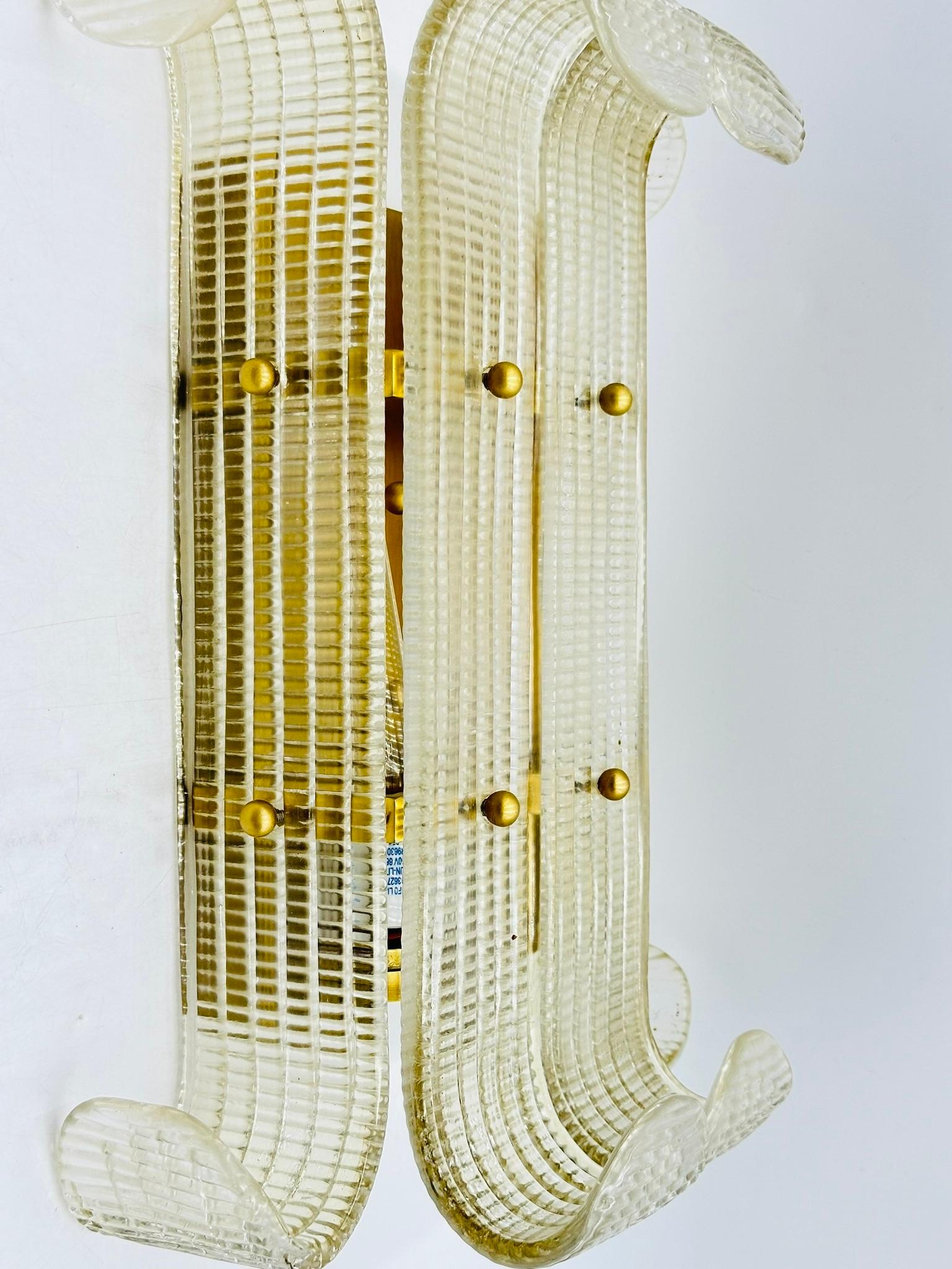 XXIe siècle et contemporain Appliques murales sculpturales de style Murano, laiton et verre bombé nervuré en vente
