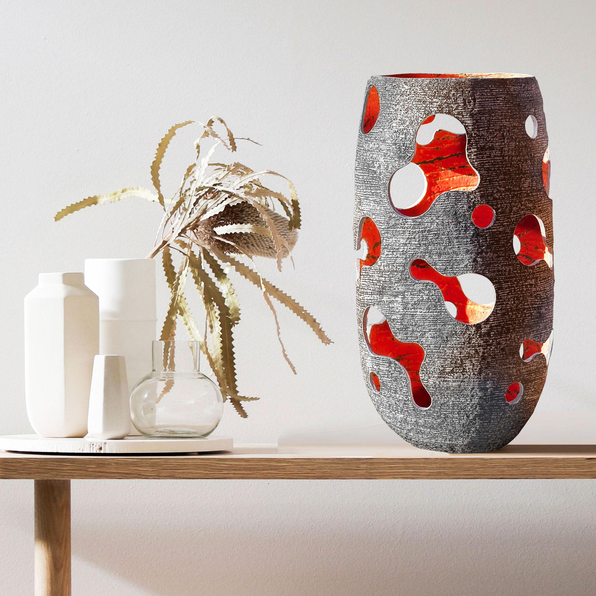 Vaso scultoreo a lanterna stretta di Donatas Zukauskas
Un pezzo unico.
Dimensioni: Ø 19 x H. 35 cm.
Materiali: Carta riciclata.

Tutti i prodotti sono fatti a mano e unici, quindi possono differire leggermente dall'immagine della foto. È possibile