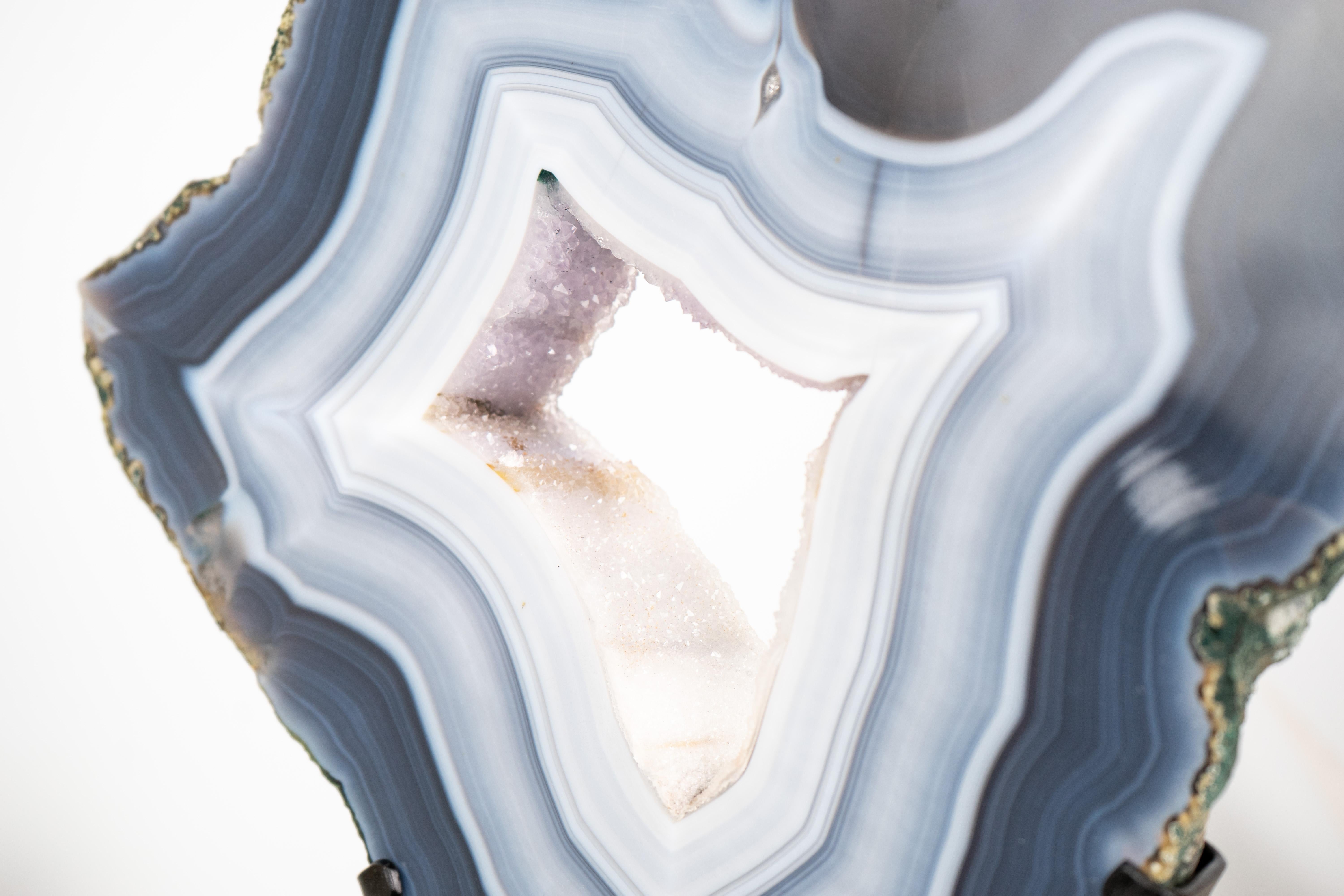 Sculptural Natural Blue and White Lace Agate Geode In New Condition For Sale In Ametista Do Sul, BR