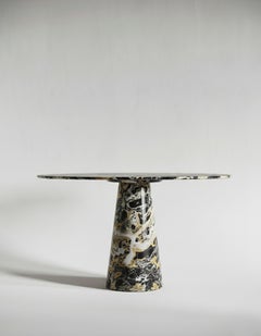 Escultural Mesa Redonda de Pedestal de Mármol Nero Picasso con Base Cónica de Monolito