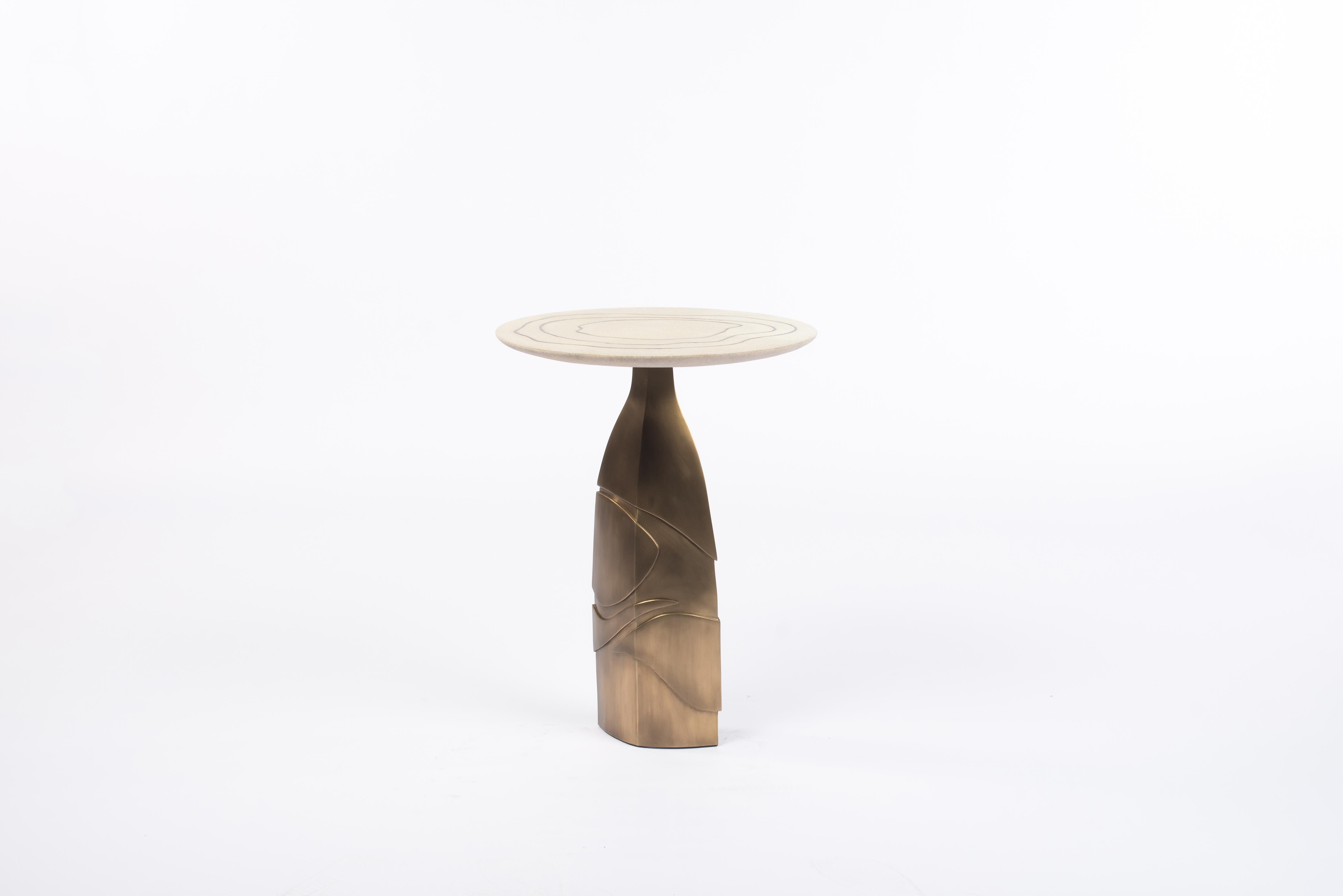 The Listeners by Patrick Coard Paris est une collection capsule de pièces de mobilier qui sont une ode et une réflexion à l'une des sculptures les plus personnelles de l'artiste. L'artiste s'est inspirée de l'idée de résonance, de ce qu'elle