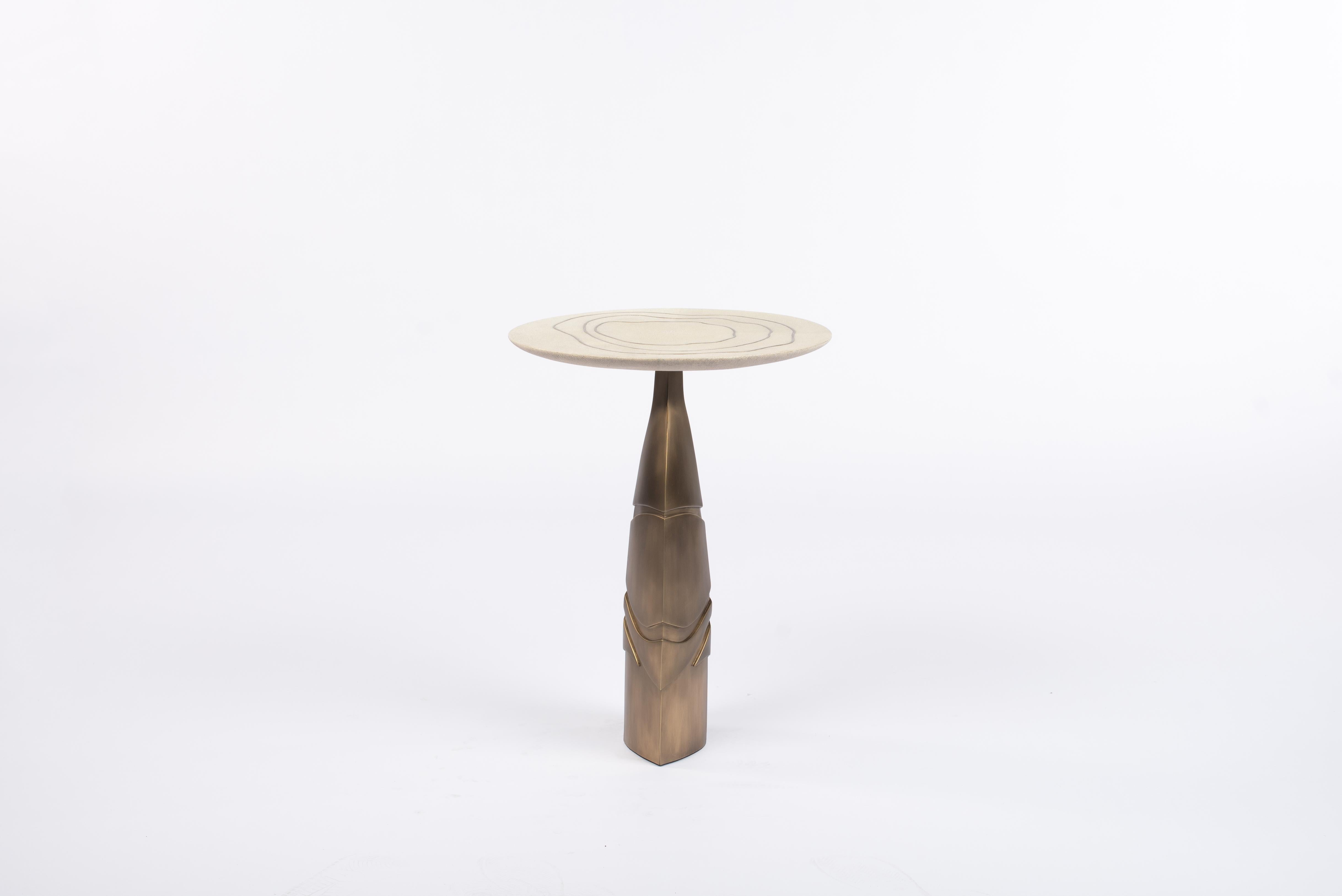 Philippin Table d'appoint sculpturale en laiton patiné par Patrick Coard Paris en vente