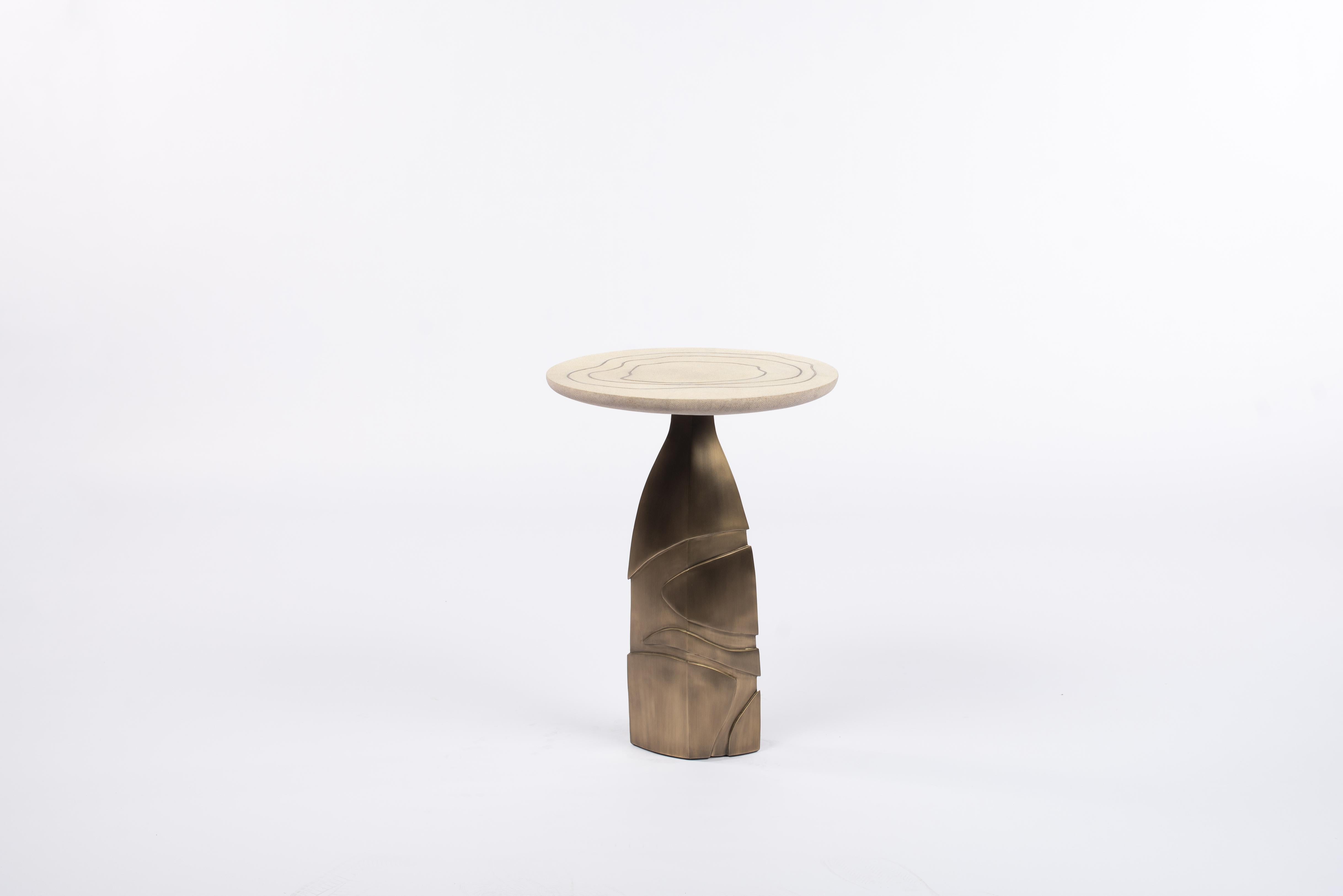 Fait main Table d'appoint sculpturale en laiton patiné par Patrick Coard Paris en vente