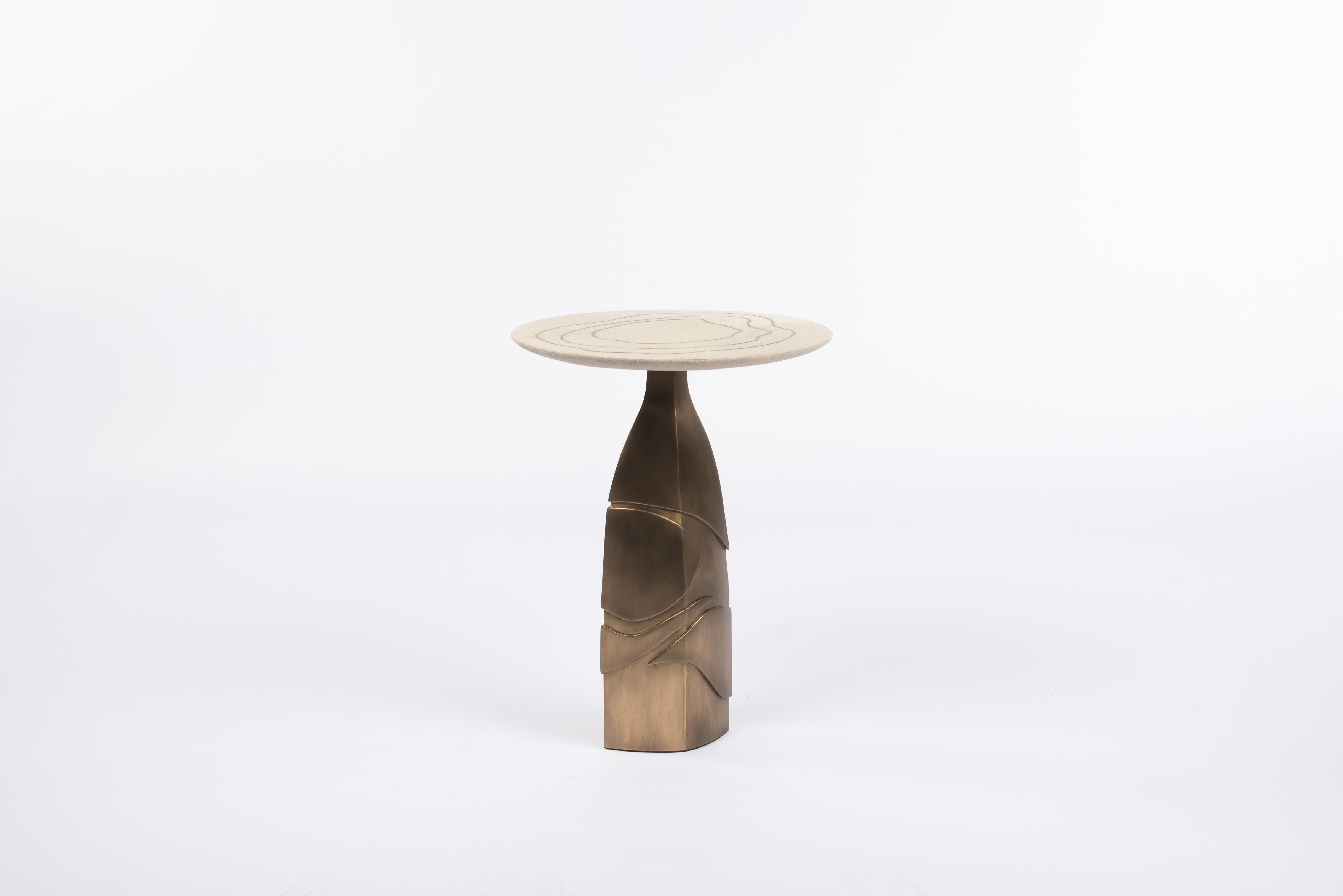 Fatto a mano Tavolino scultoreo in ottone patinato bronzo di Patrick Coard Paris in vendita