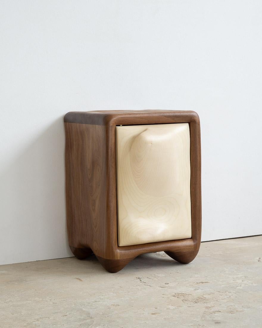 Table de chevet sculpturale - Bois de noyer et d'érable en vente 2