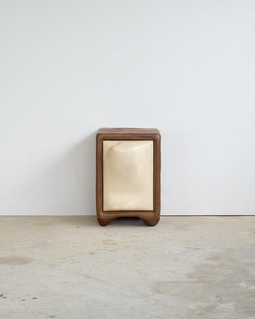 Cette table de nuit du Studio Alexander Knysch est une fusion frappante de l'art et de la fonctionnalité. Méticuleusement façonnée à l'aide d'outils manuels traditionnels, chaque pièce est entièrement unique, mettant en valeur les veinures