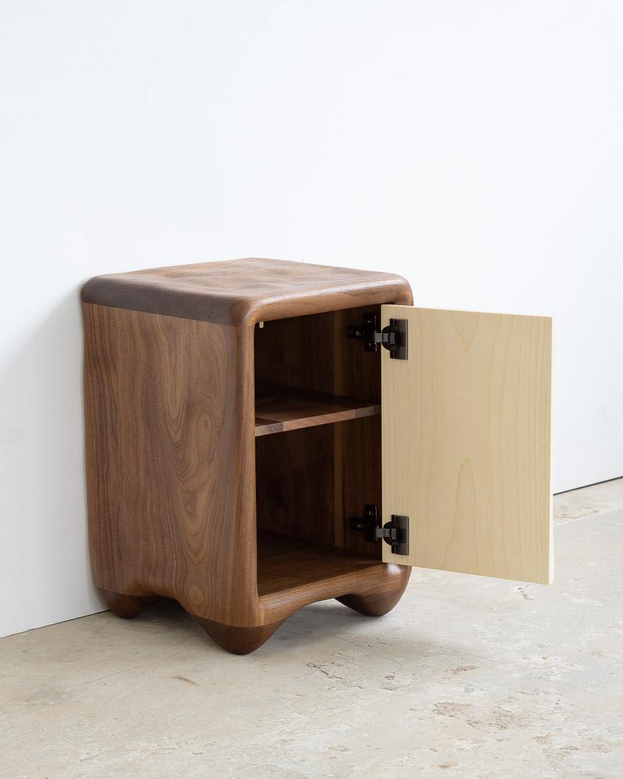 Organique Table de chevet sculpturale - Bois de noyer et d'érable en vente