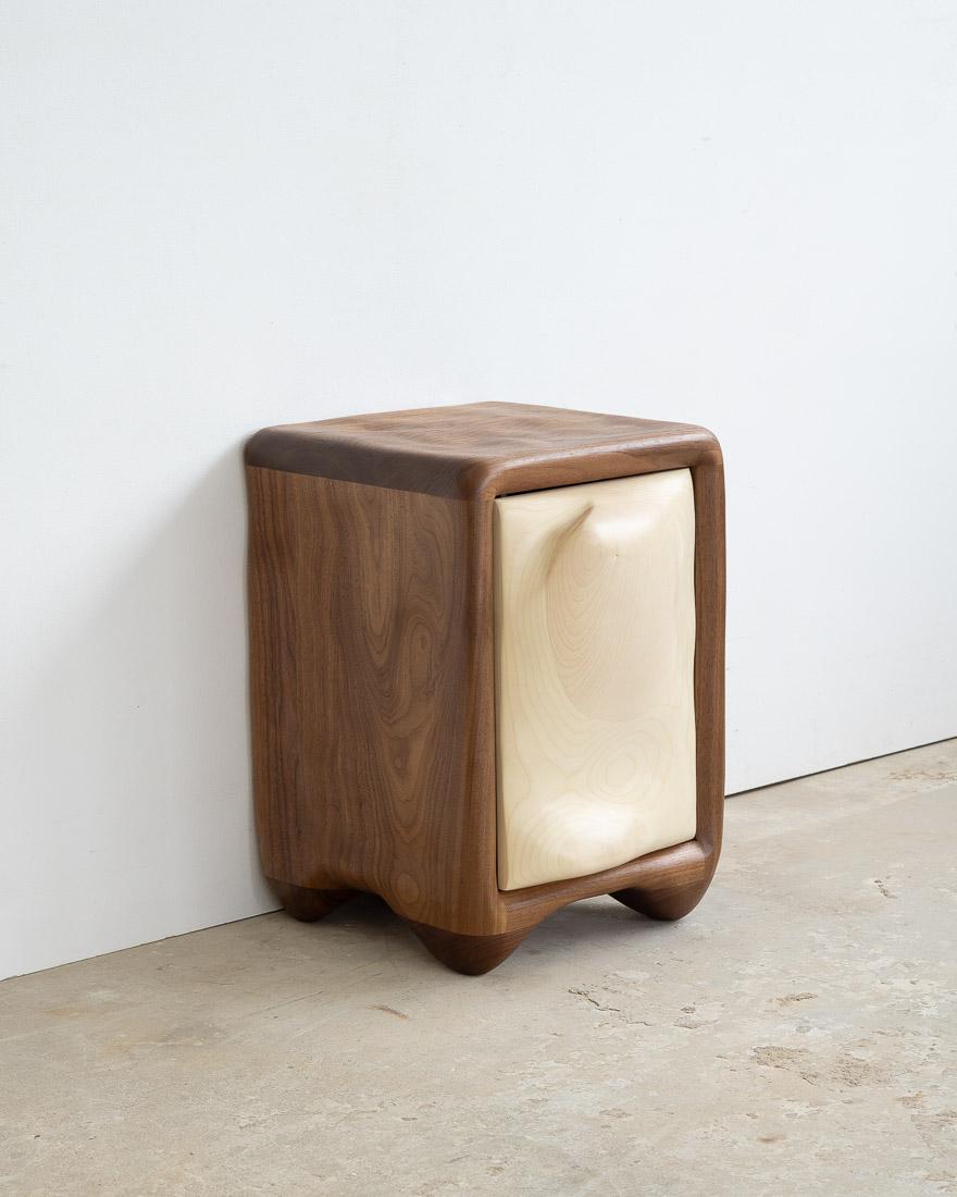 Allemand Table de chevet sculpturale - Bois de noyer et d'érable en vente