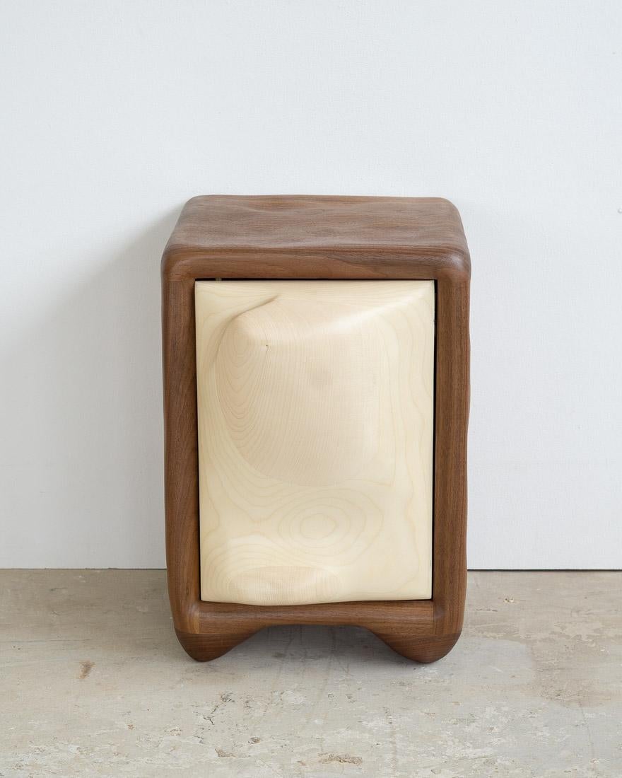 Sculpté Table de chevet sculpturale - Bois de noyer et d'érable en vente