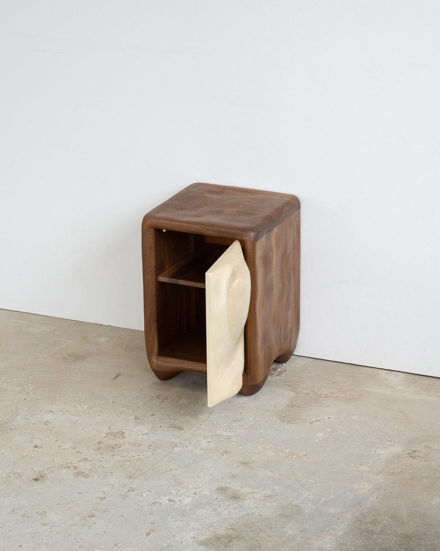 XXIe siècle et contemporain Table de chevet sculpturale - Bois de noyer et d'érable en vente