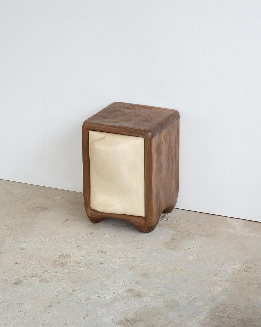 Noyer Table de chevet sculpturale - Bois de noyer et d'érable en vente