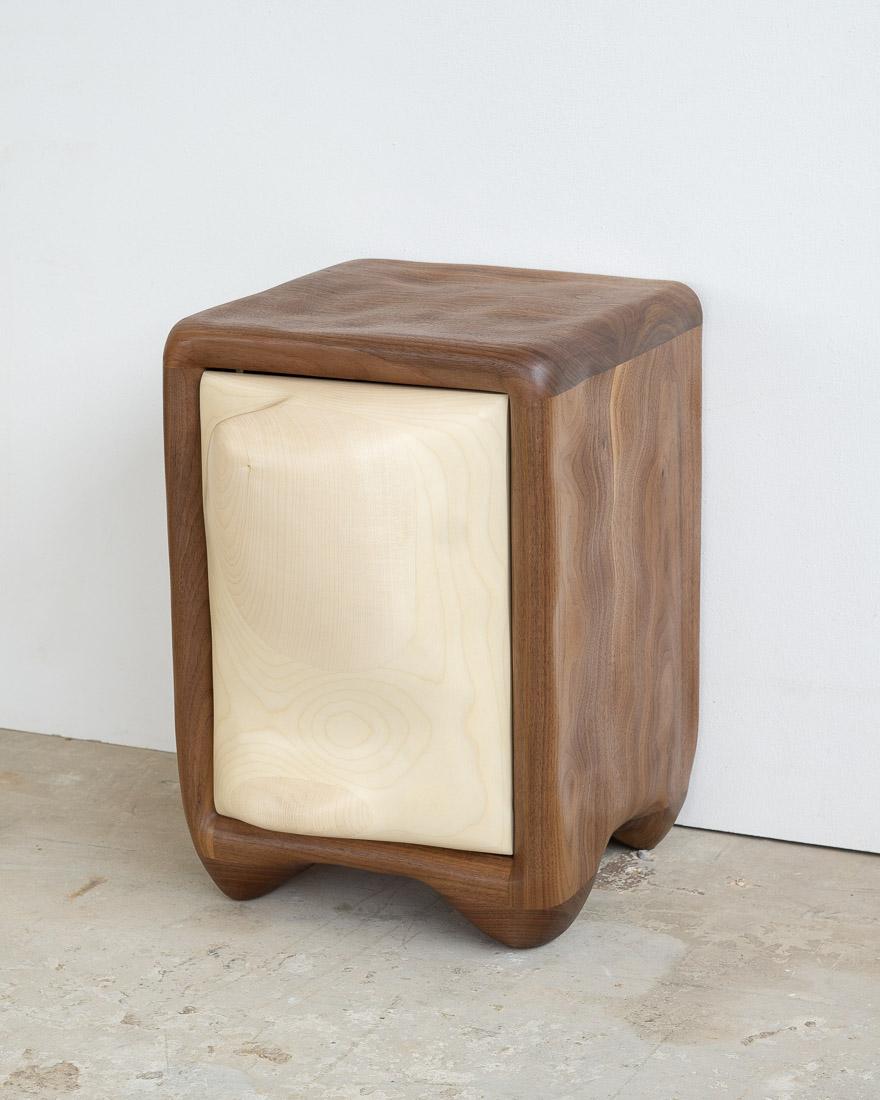 Table de chevet sculpturale - Bois de noyer et d'érable en vente 1