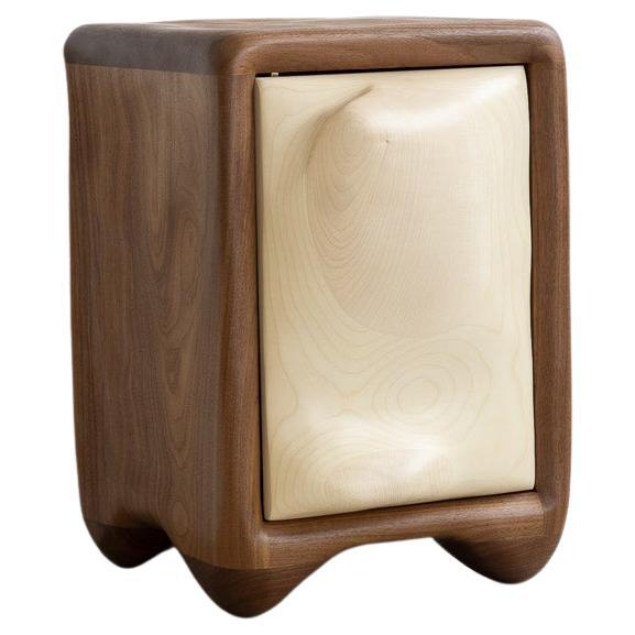 Table de chevet sculpturale - Bois de noyer et d'érable en vente