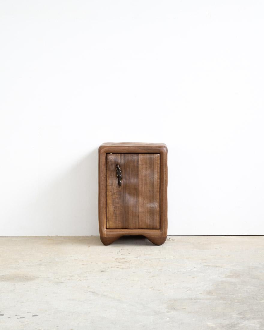 Cette table de nuit du Studio Alexander Knysch est une fusion frappante de l'art et de la fonctionnalité. Méticuleusement façonnée à l'aide d'outils manuels traditionnels, chaque pièce est entièrement unique, mettant en valeur les veinures