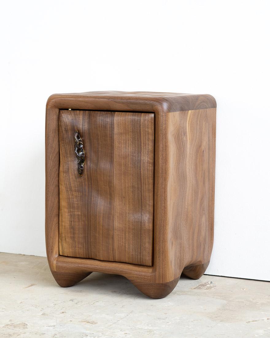 Allemand Table de nuit sculpturale - Wood Wood Wood et céramique en vente