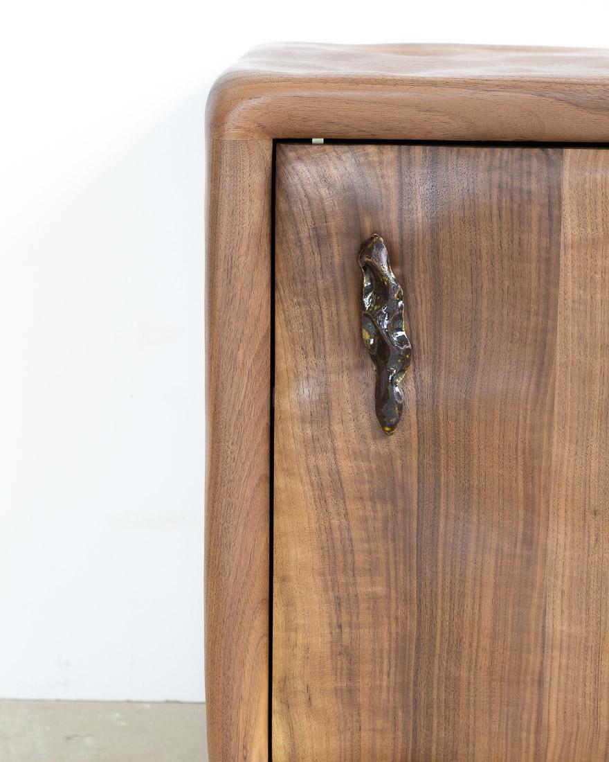 Sculpté Table de nuit sculpturale - Wood Wood Wood et céramique en vente