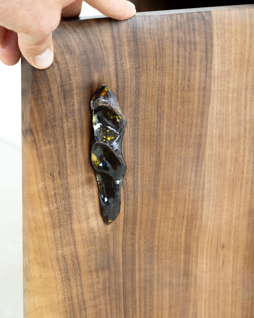 XXIe siècle et contemporain Table de nuit sculpturale - Wood Wood Wood et céramique en vente