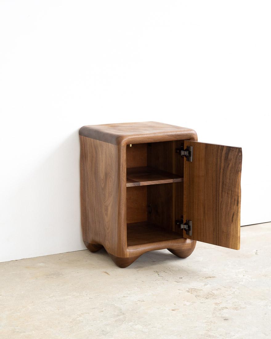 Noyer Table de nuit sculpturale - Wood Wood Wood et céramique en vente