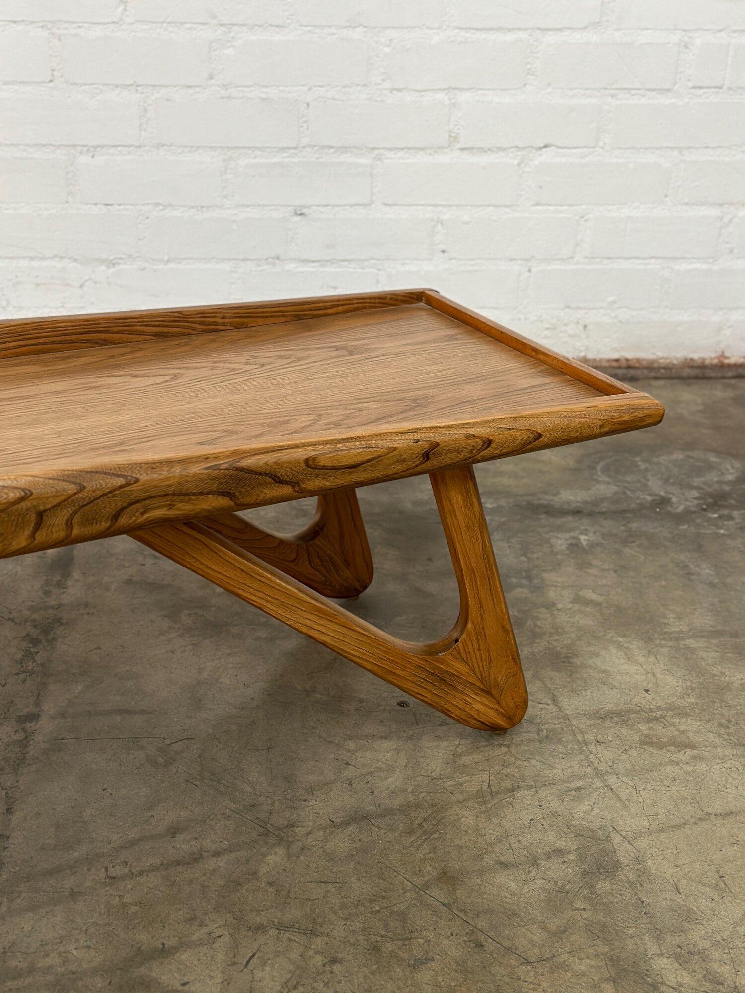 Mid-Century Modern Table basse en chêne sculpturale en vente