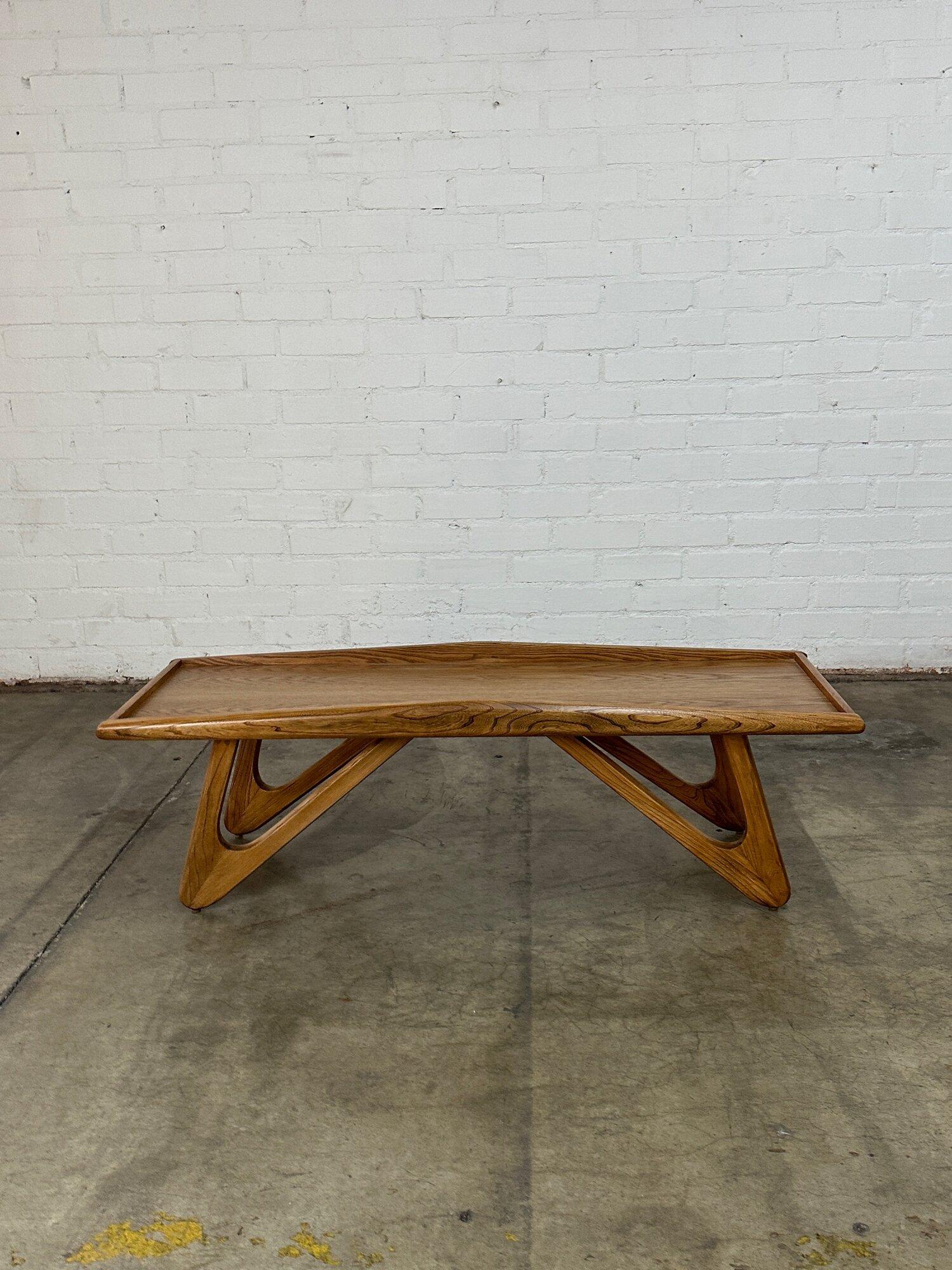 Sculptural oak coffee table In Good Condition For Sale In Los Angeles, CA