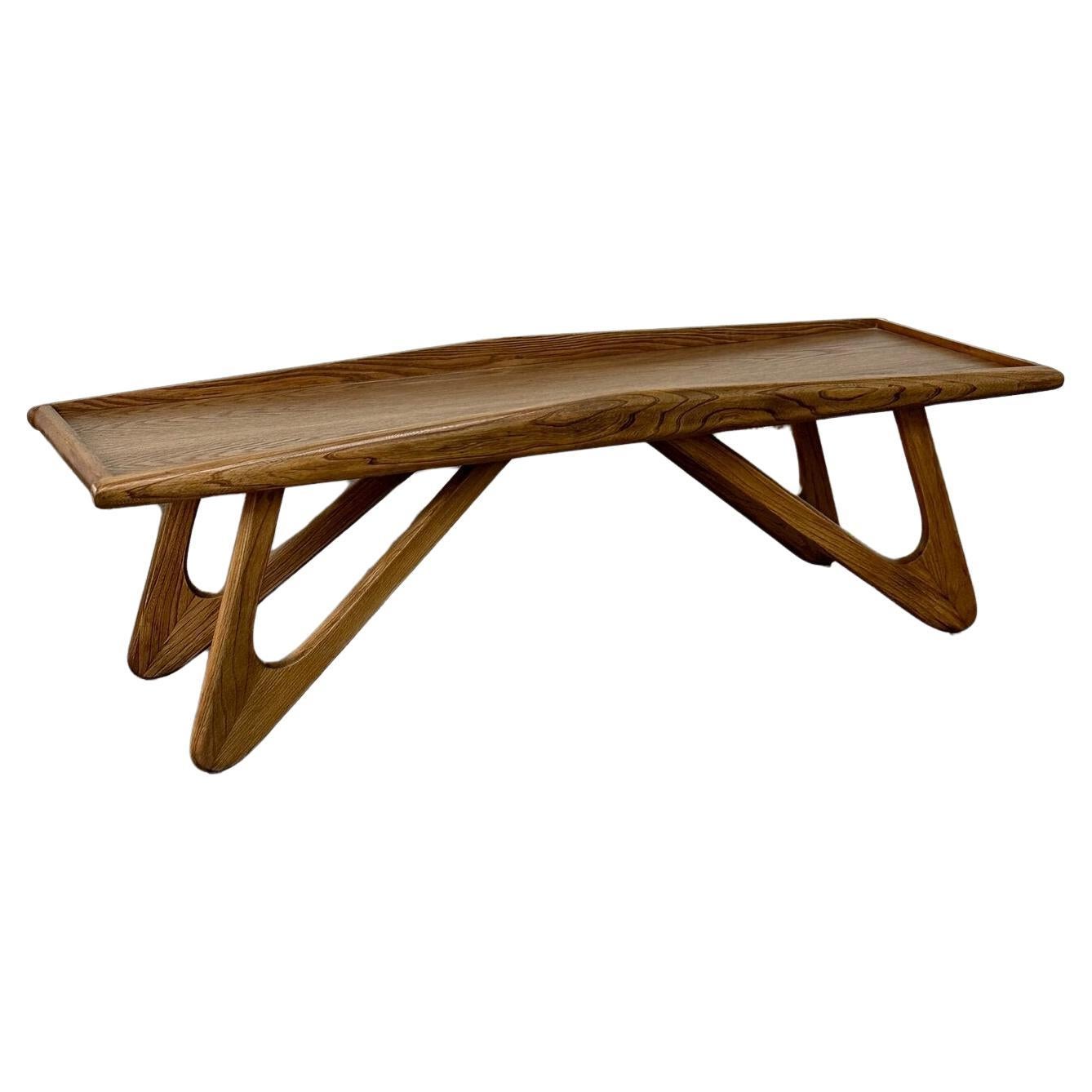 Table basse en chêne sculpturale en vente