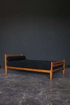 Cama de día escultural de roble de Guillerme et Chambron, Votre Maison, años 60