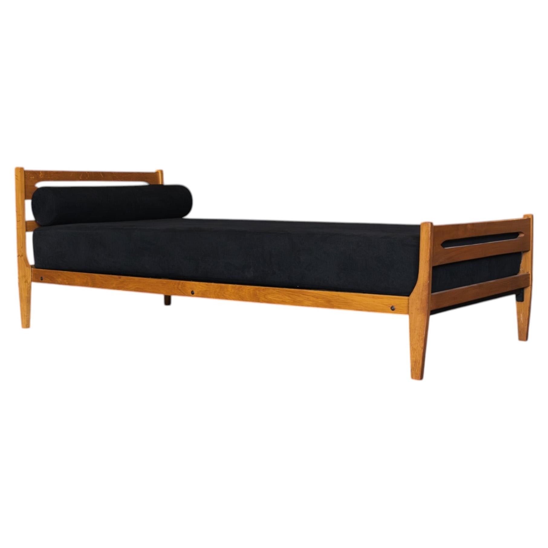 Lit de jour sculptural en Oak par Guillerme et Chambron, Votre Maison, 1960s en vente