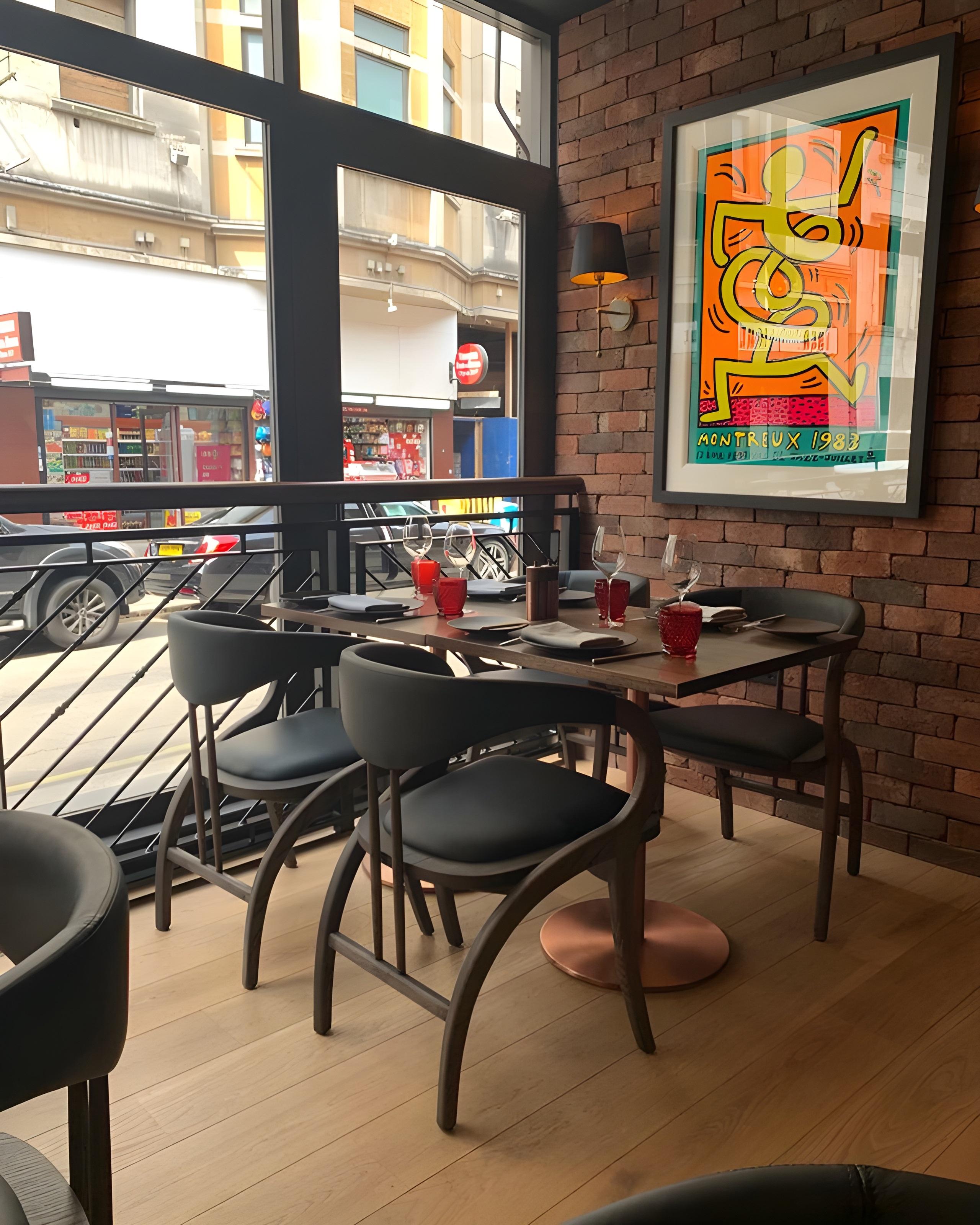 XXI secolo e contemporaneo Sedia da pranzo scultorea in Oak con rivestimento in velluto e accenti in metallo in vendita