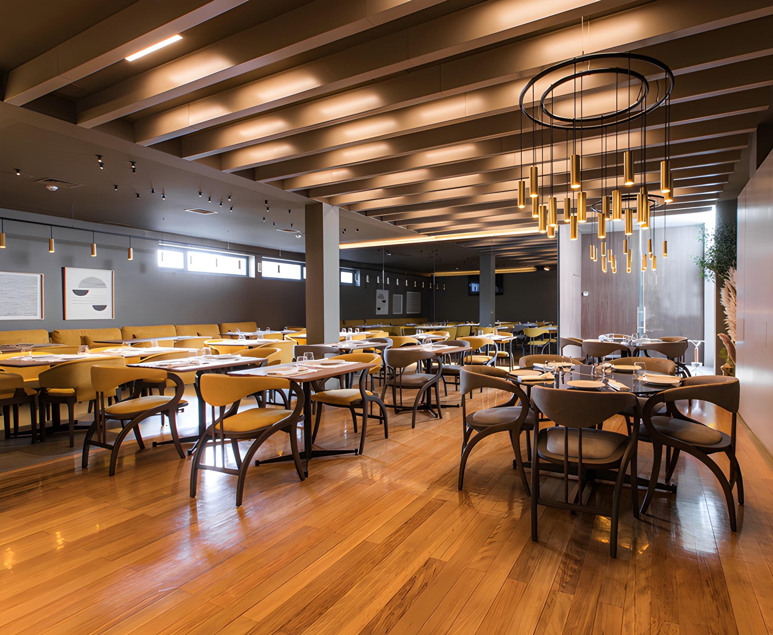 Sedia da pranzo scultorea in Oak con rivestimento in velluto e accenti in metallo in vendita 1