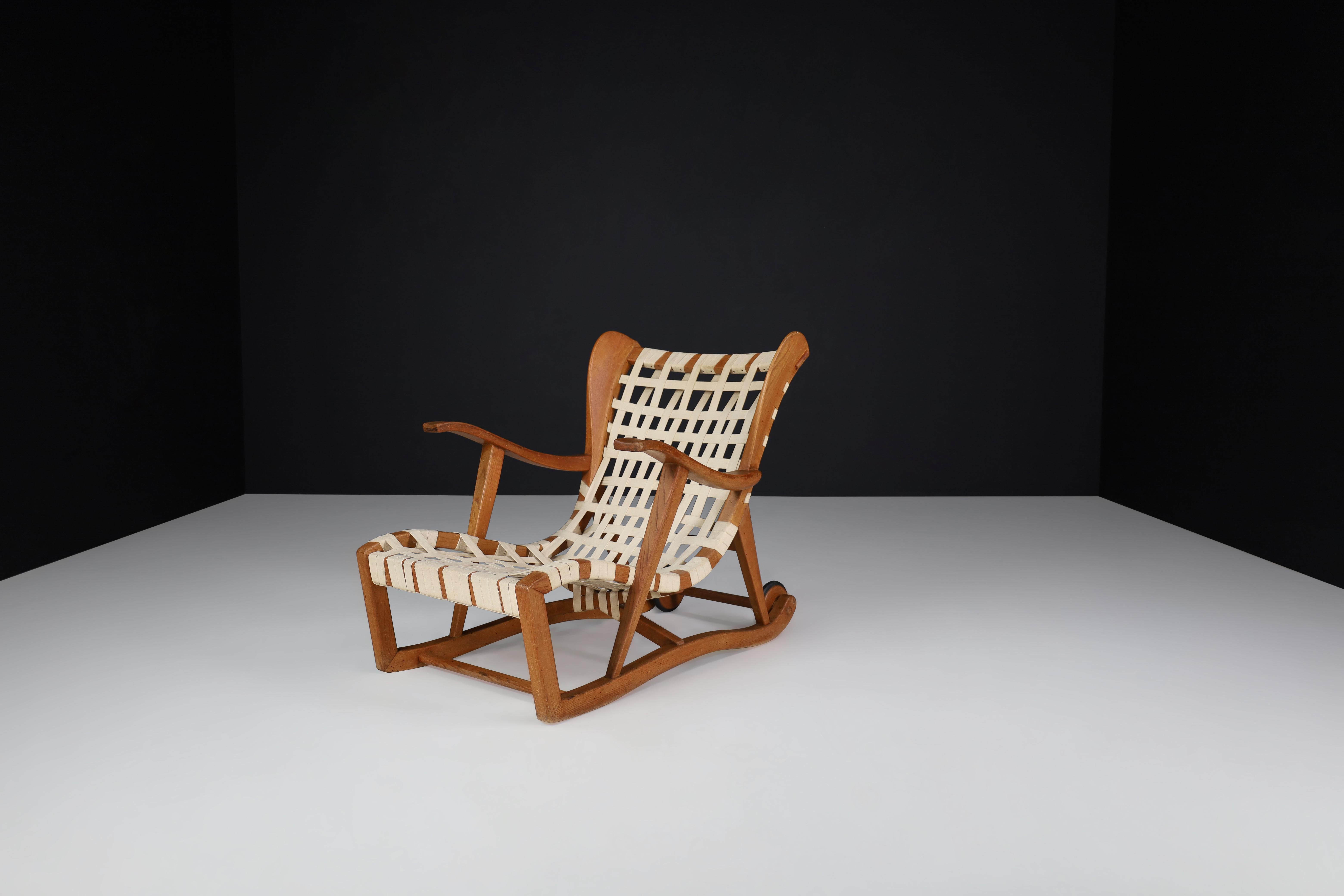 Sculptural oak Lounge chair by Guglielmo Pecorini, Italy, the 1950s

Sculptural lounge chair in oak, linen straps with two back wheels, designed by Guglielmo Pecorini in the 1950s. The oak frame and linen straps show traces of age and use but are in