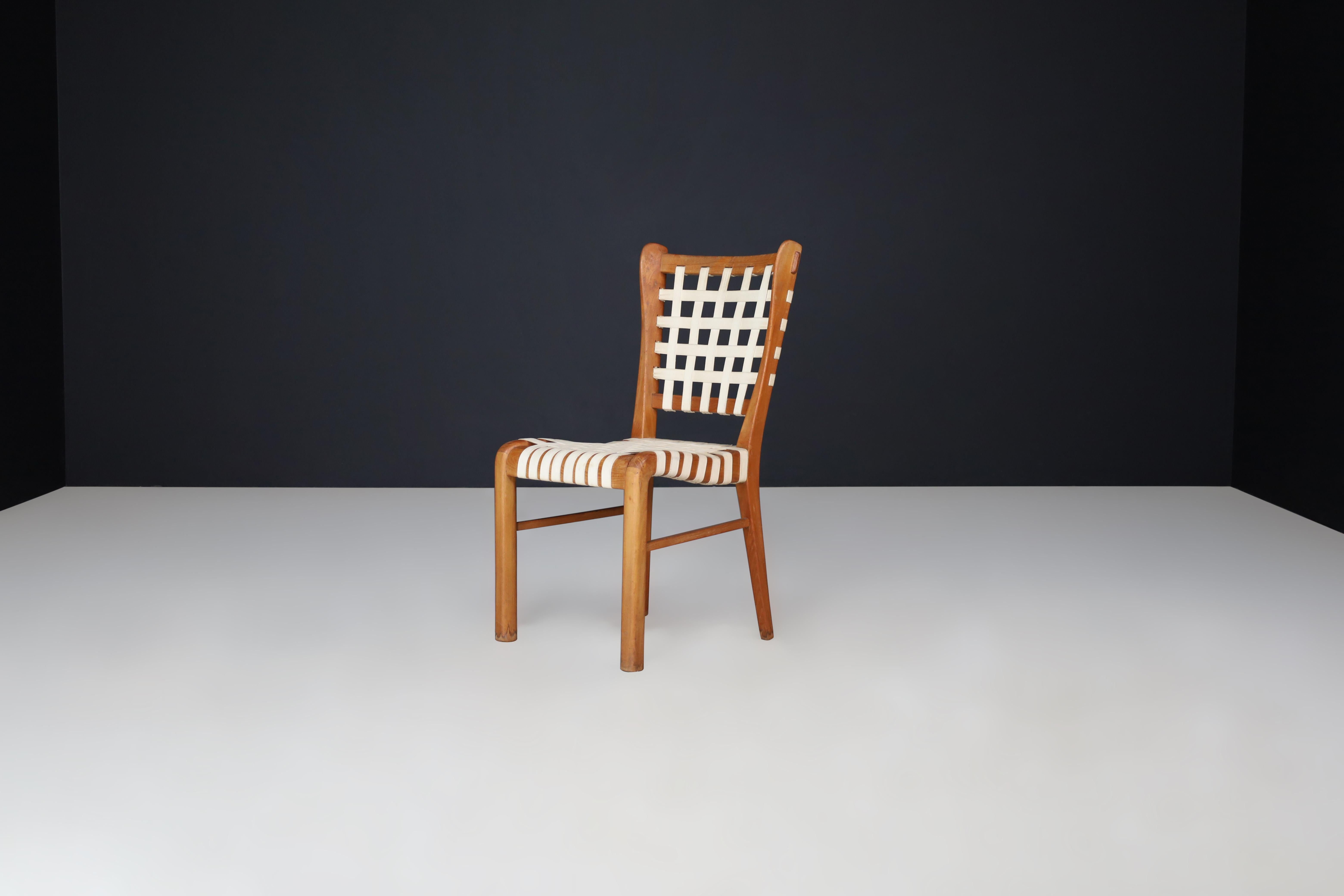 Sculptural oak side chair by Guglielmo Pecorini, Italy, the 1950s

This describes a midcentury sculptural chair designed by Guglielmo Pecorini in the 1950s. The chair is made with an oak frame and linen straps, exhibiting signs of aging and use, but