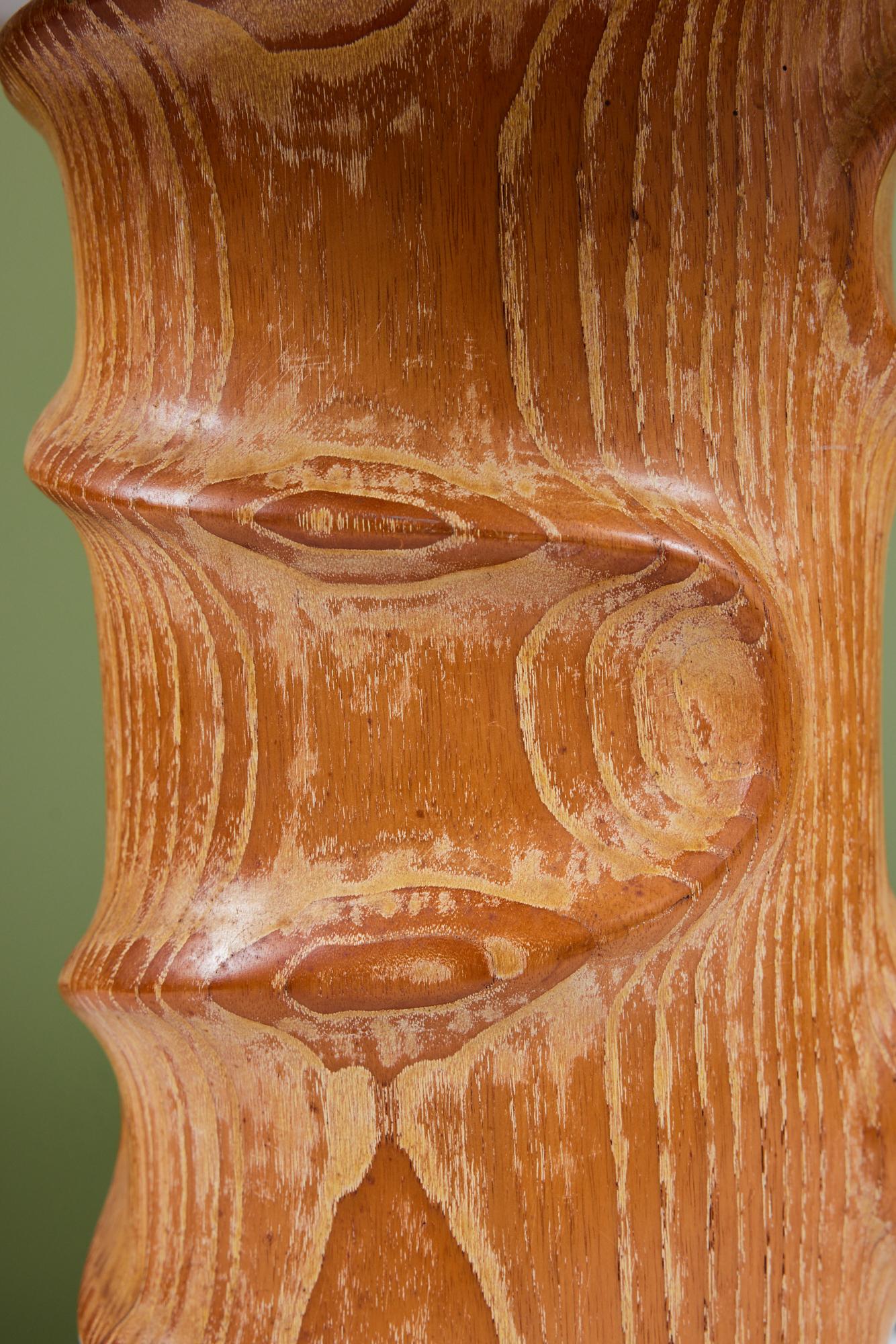 Lampe de table sculpturale en chêne en vente 4