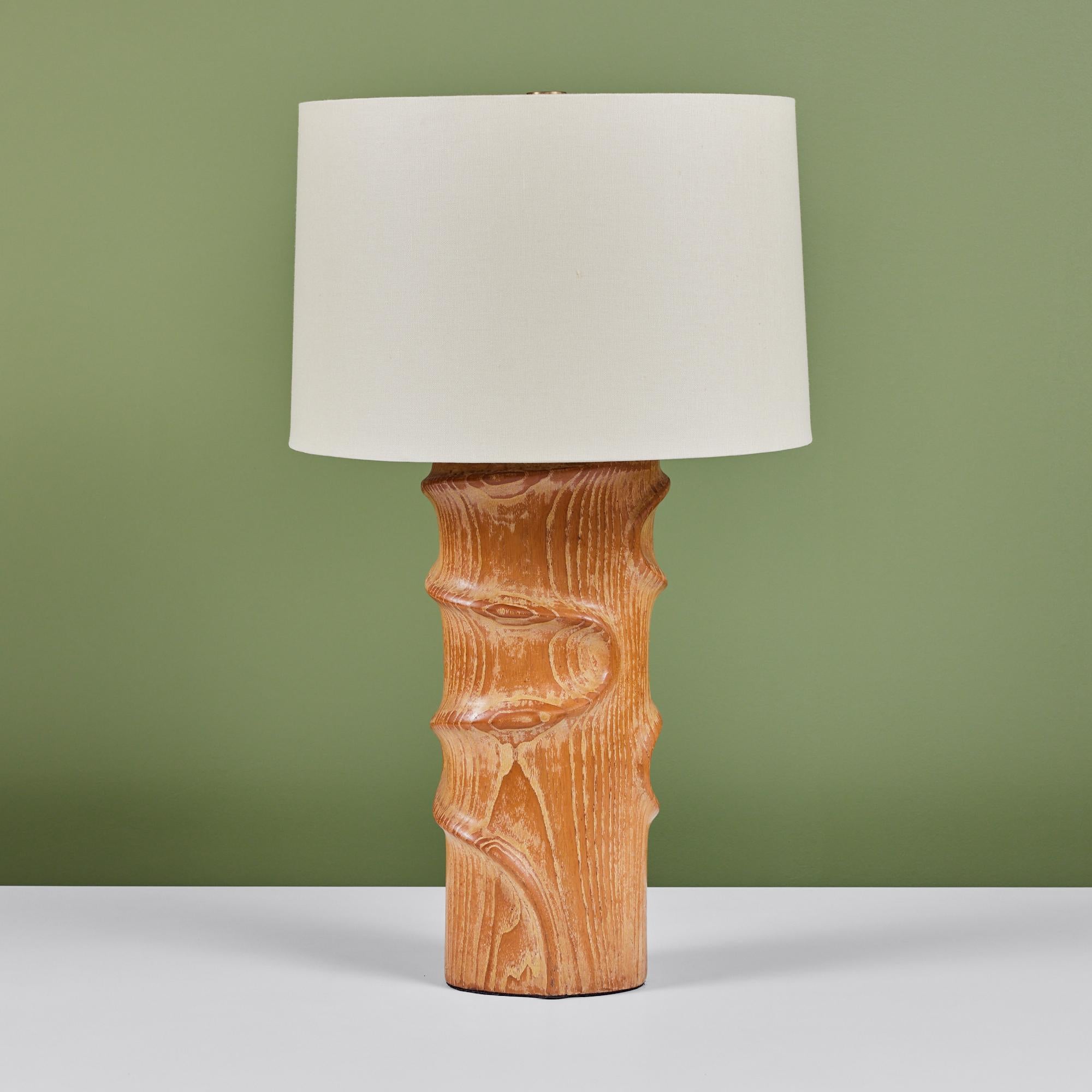 Lampe de table en chêne dans le style du designer du milieu du siècle, Yasha Heifetz. La lampe comporte une base en chêne sculptée à la main et un nouvel abat-jour en lin blanc qui se fixe au sommet de sa harpe en laiton. Le câblage de la lampe a