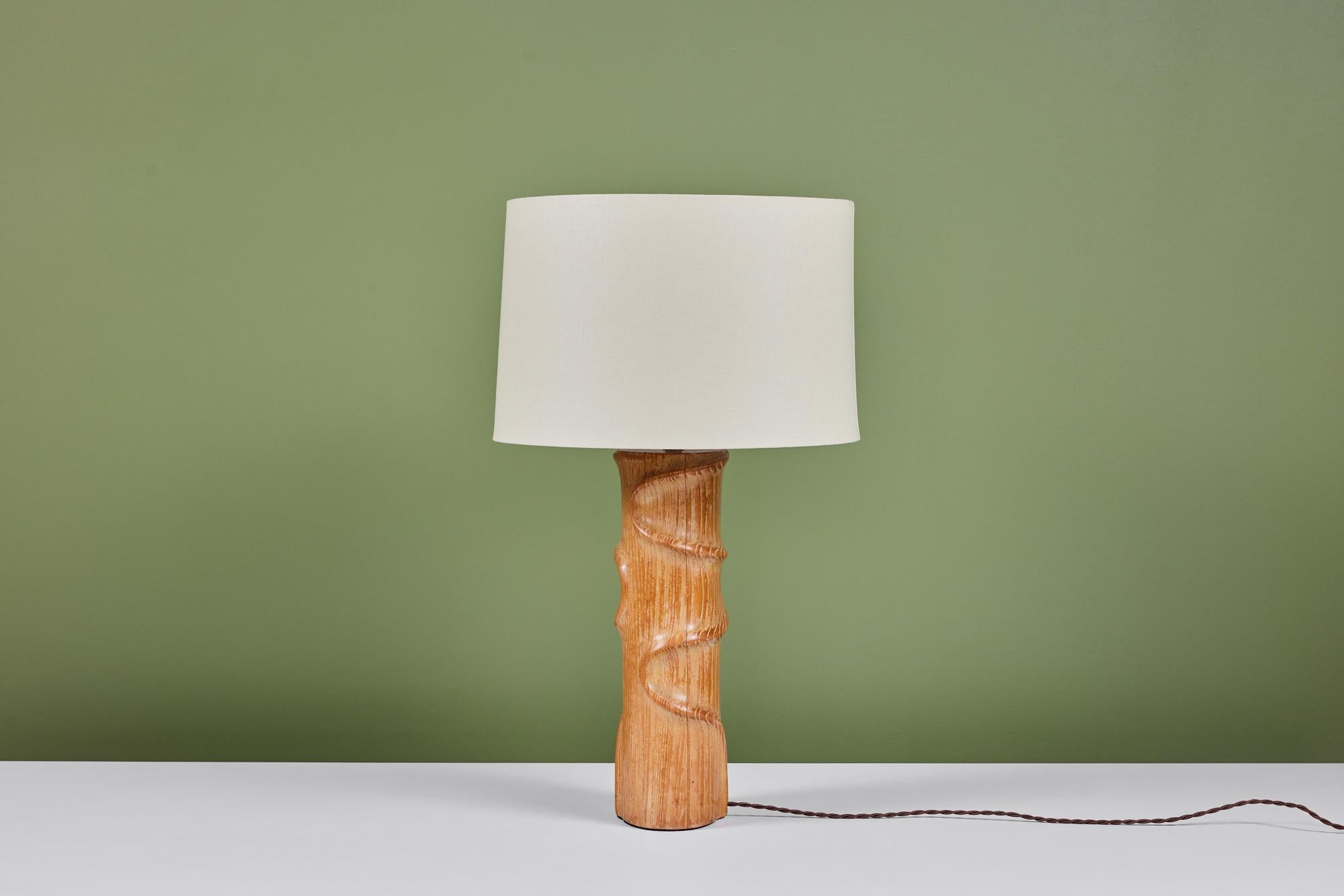 Chêne Lampe de table sculpturale en chêne en vente