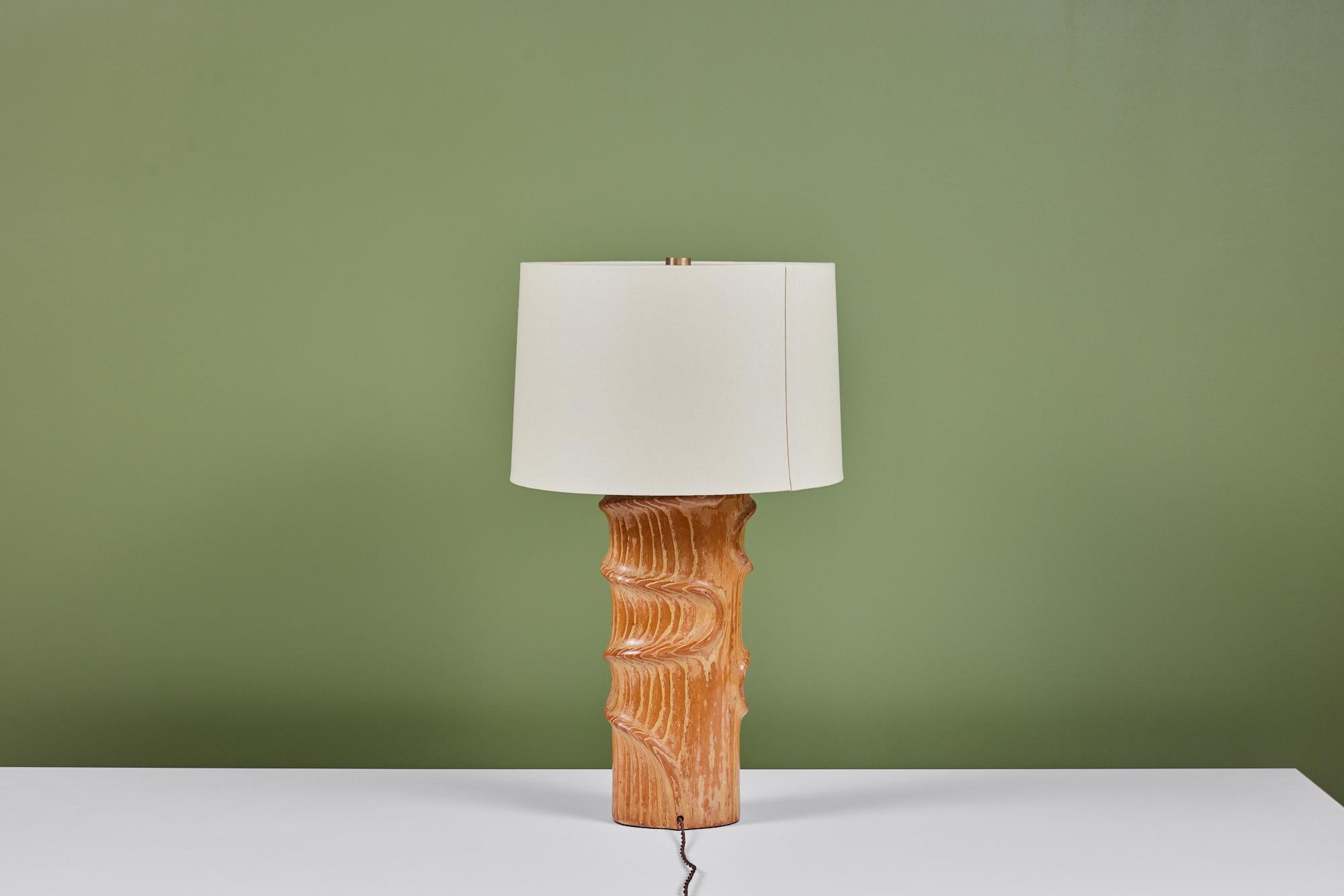 Lampe de table sculpturale en chêne en vente 1