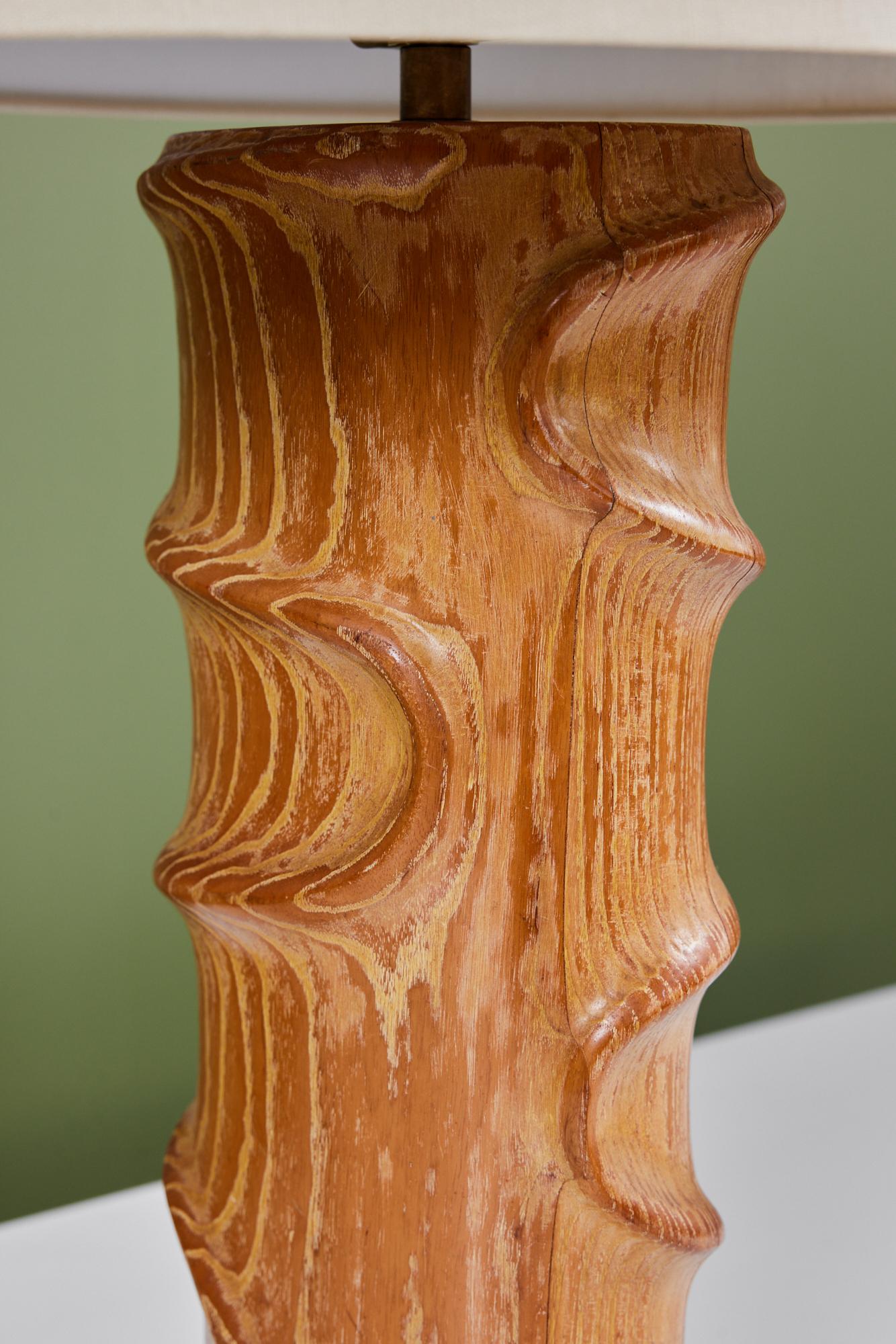 Lampe de table sculpturale en chêne en vente 3